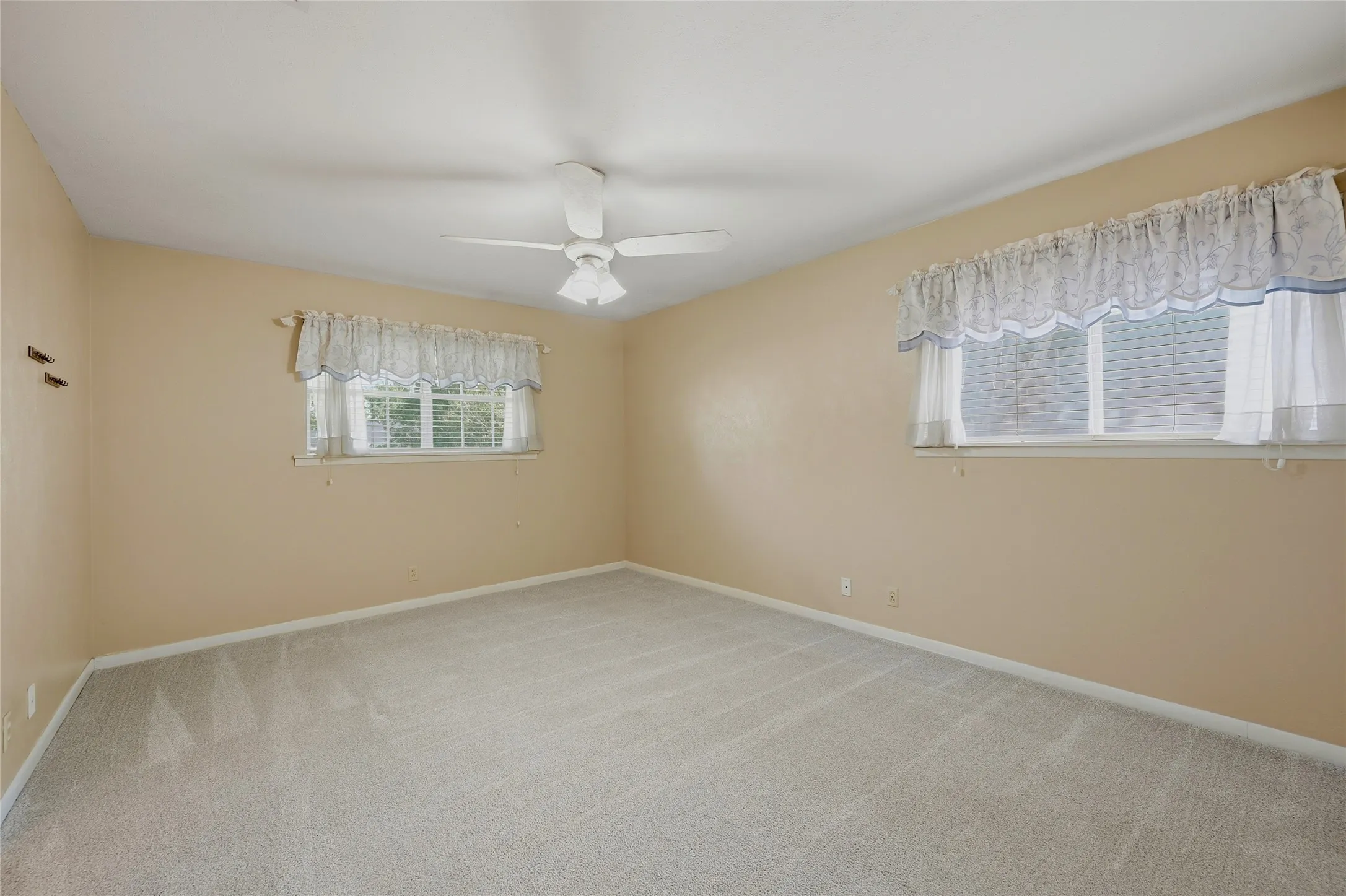 Single Family Residence For Sale in Grayson County , 1712 Oakhill Drive, Sherman, Texas 75092, 3 Bedroom, 2 Bathroom, 2 Garage spaces, 2,019 Sqft, built in 1968, mls#21313776, Real Estate Agent in Sherman, Homes For Sale in Grayson county, Homes For Sale in Sherman, Realtor in Sherman Texas, Real Estate Brokerage Independent Realty Texas, Luminita Cordes Realtor
