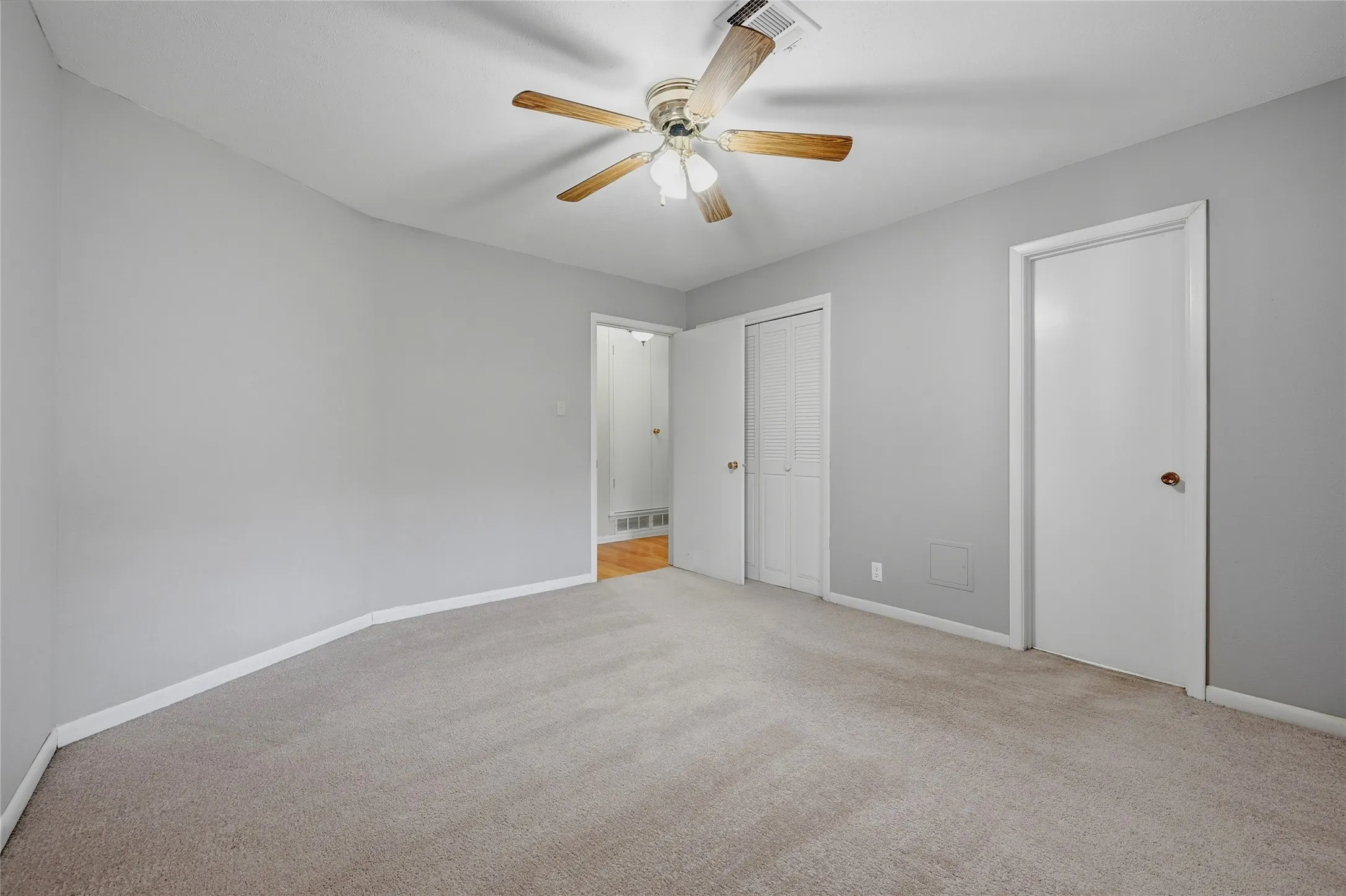 Single Family Residence For Sale in Grayson County , 1712 Oakhill Drive, Sherman, Texas 75092, 3 Bedroom, 2 Bathroom, 2 Garage spaces, 2,019 Sqft, built in 1968, mls#21313776, Real Estate Agent in Sherman, Homes For Sale in Grayson county, Homes For Sale in Sherman, Realtor in Sherman Texas, Real Estate Brokerage Independent Realty Texas, Luminita Cordes Realtor
