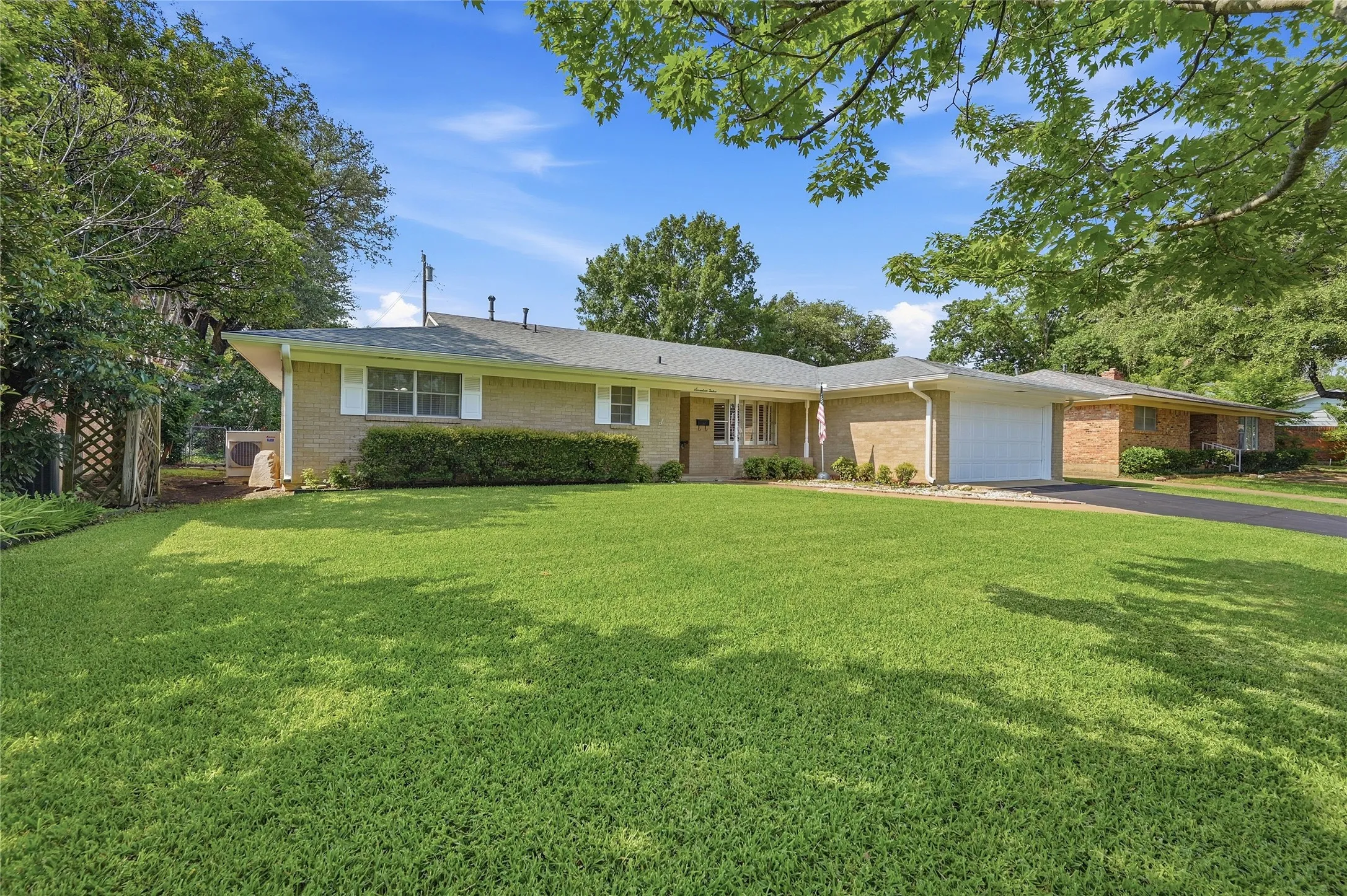 Single Family Residence For Sale in Grayson County , 1712 Oakhill Drive, Sherman, Texas 75092, 3 Bedroom, 2 Bathroom, 2 Garage spaces, 2,019 Sqft, built in 1968, mls#21313776, Real Estate Agent in Sherman, Homes For Sale in Grayson county, Homes For Sale in Sherman, Realtor in Sherman Texas, Real Estate Brokerage Independent Realty Texas, Luminita Cordes Realtor