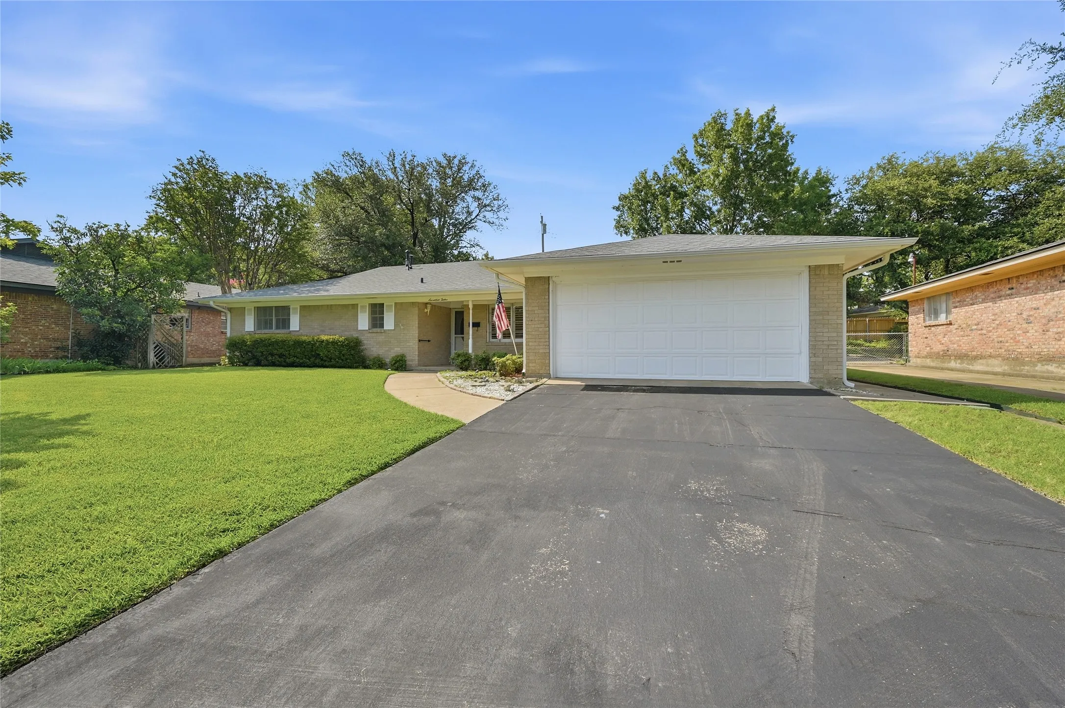Single Family Residence For Sale in Grayson County , 1712 Oakhill Drive, Sherman, Texas 75092, 3 Bedroom, 2 Bathroom, 2 Garage spaces, 2,019 Sqft, built in 1968, mls#21313776, Real Estate Agent in Sherman, Homes For Sale in Grayson county, Homes For Sale in Sherman, Realtor in Sherman Texas, Real Estate Brokerage Independent Realty Texas, Luminita Cordes Realtor