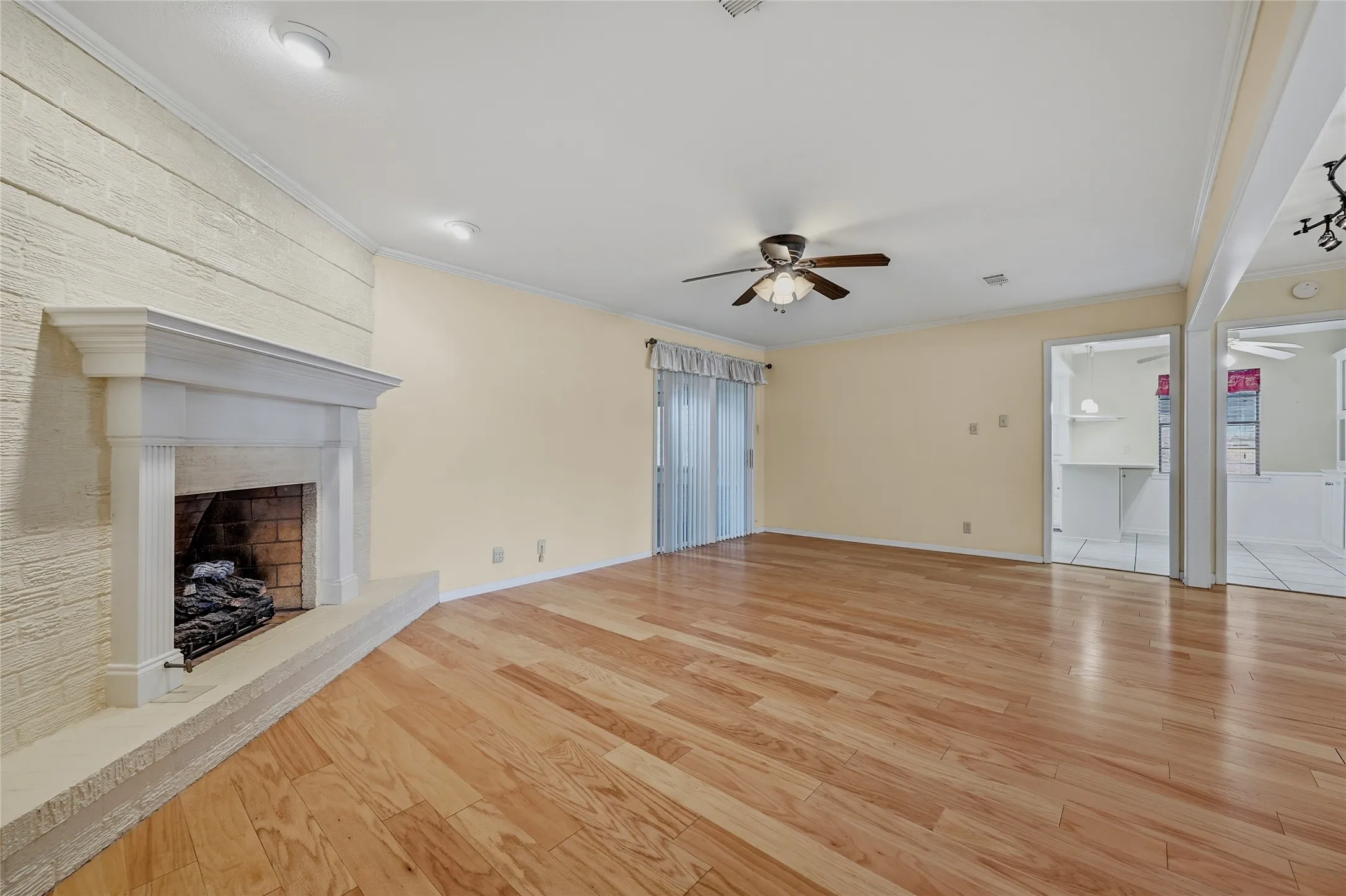 Single Family Residence For Sale in Grayson County , 1712 Oakhill Drive, Sherman, Texas 75092, 3 Bedroom, 2 Bathroom, 2 Garage spaces, 2,019 Sqft, built in 1968, mls#21313776, Real Estate Agent in Sherman, Homes For Sale in Grayson county, Homes For Sale in Sherman, Realtor in Sherman Texas, Real Estate Brokerage Independent Realty Texas, Luminita Cordes Realtor