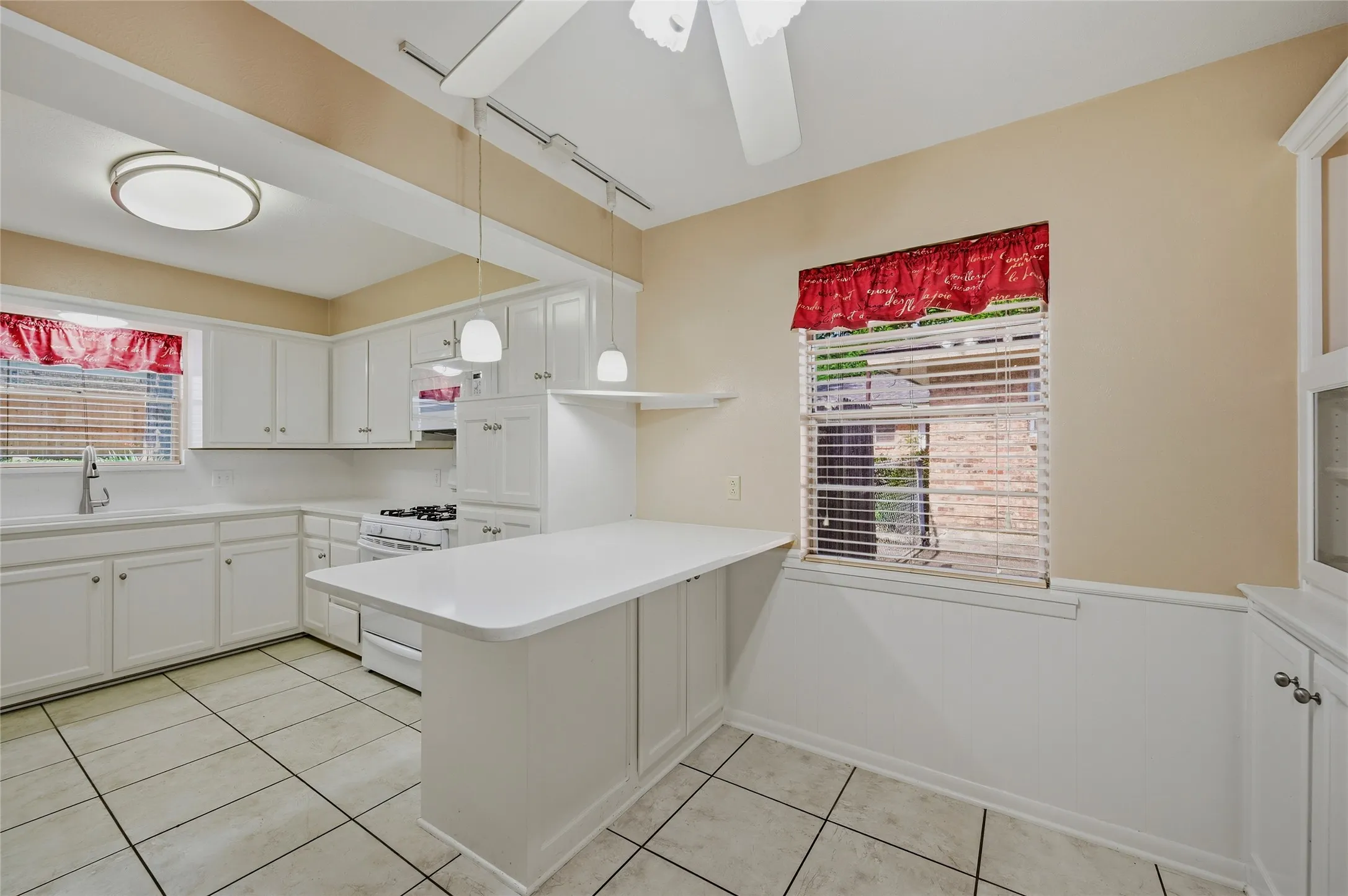 Single Family Residence For Sale in Grayson County , 1712 Oakhill Drive, Sherman, Texas 75092, 3 Bedroom, 2 Bathroom, 2 Garage spaces, 2,019 Sqft, built in 1968, mls#21313776, Real Estate Agent in Sherman, Homes For Sale in Grayson county, Homes For Sale in Sherman, Realtor in Sherman Texas, Real Estate Brokerage Independent Realty Texas, Luminita Cordes Realtor