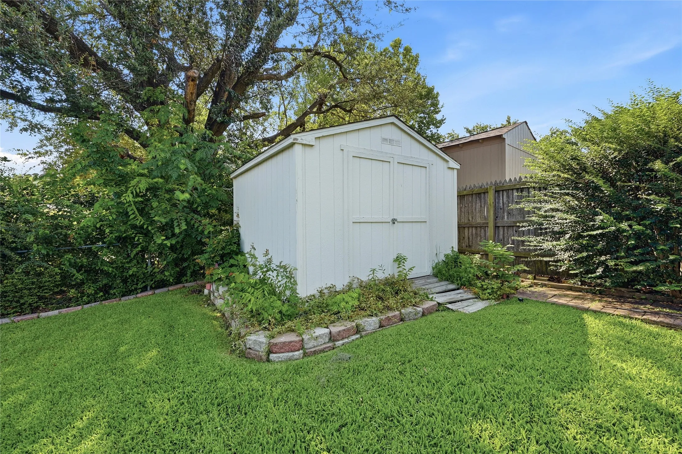 Single Family Residence For Sale in Grayson County , 1712 Oakhill Drive, Sherman, Texas 75092, 3 Bedroom, 2 Bathroom, 2 Garage spaces, 2,019 Sqft, built in 1968, mls#21313776, Real Estate Agent in Sherman, Homes For Sale in Grayson county, Homes For Sale in Sherman, Realtor in Sherman Texas, Real Estate Brokerage Independent Realty Texas, Luminita Cordes Realtor
