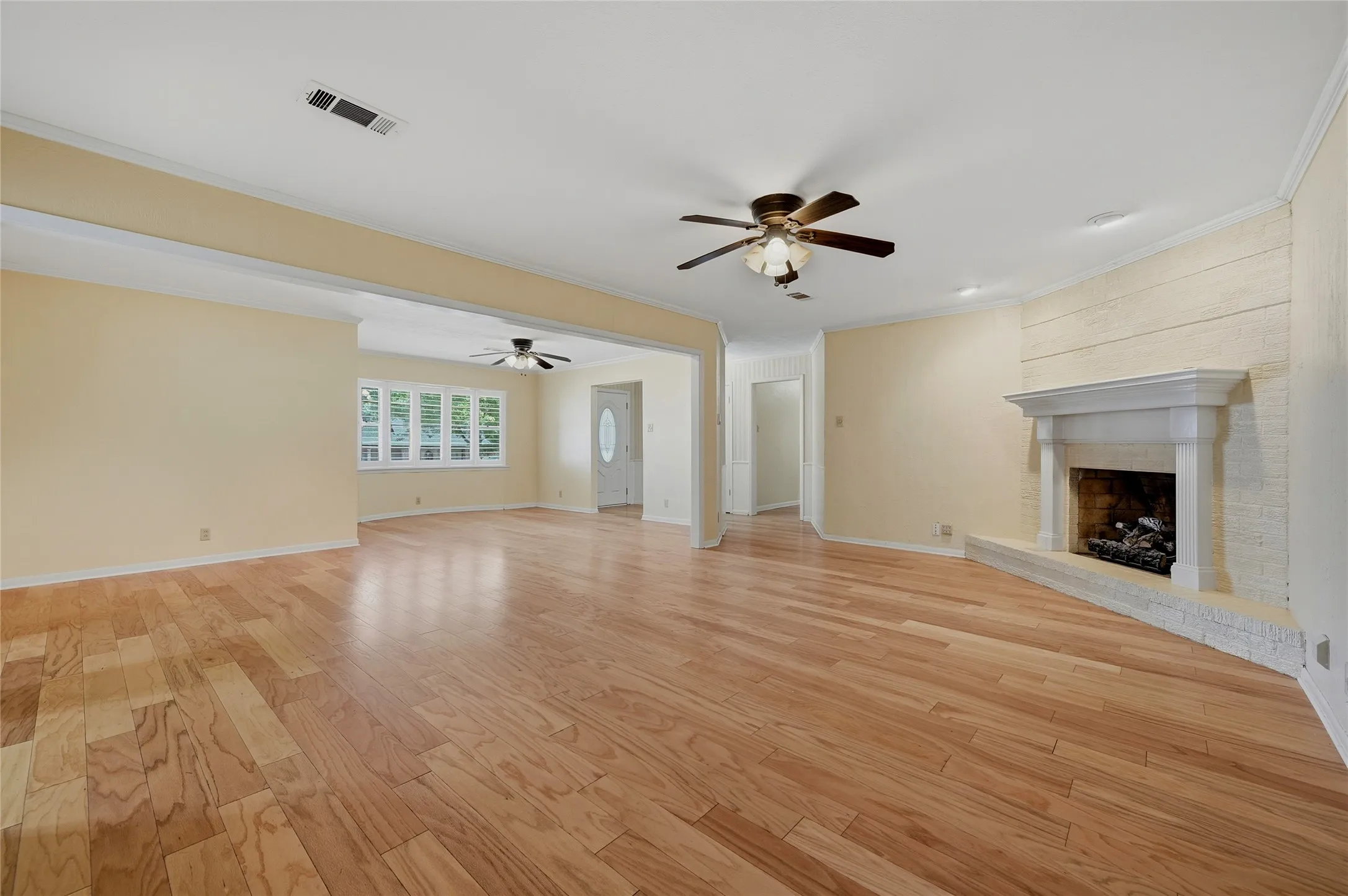 Single Family Residence For Sale in Grayson County , 1712 Oakhill Drive, Sherman, Texas 75092, 3 Bedroom, 2 Bathroom, 2 Garage spaces, 2,019 Sqft, built in 1968, mls#21313776, Real Estate Agent in Sherman, Homes For Sale in Grayson county, Homes For Sale in Sherman, Realtor in Sherman Texas, Real Estate Brokerage Independent Realty Texas, Luminita Cordes Realtor