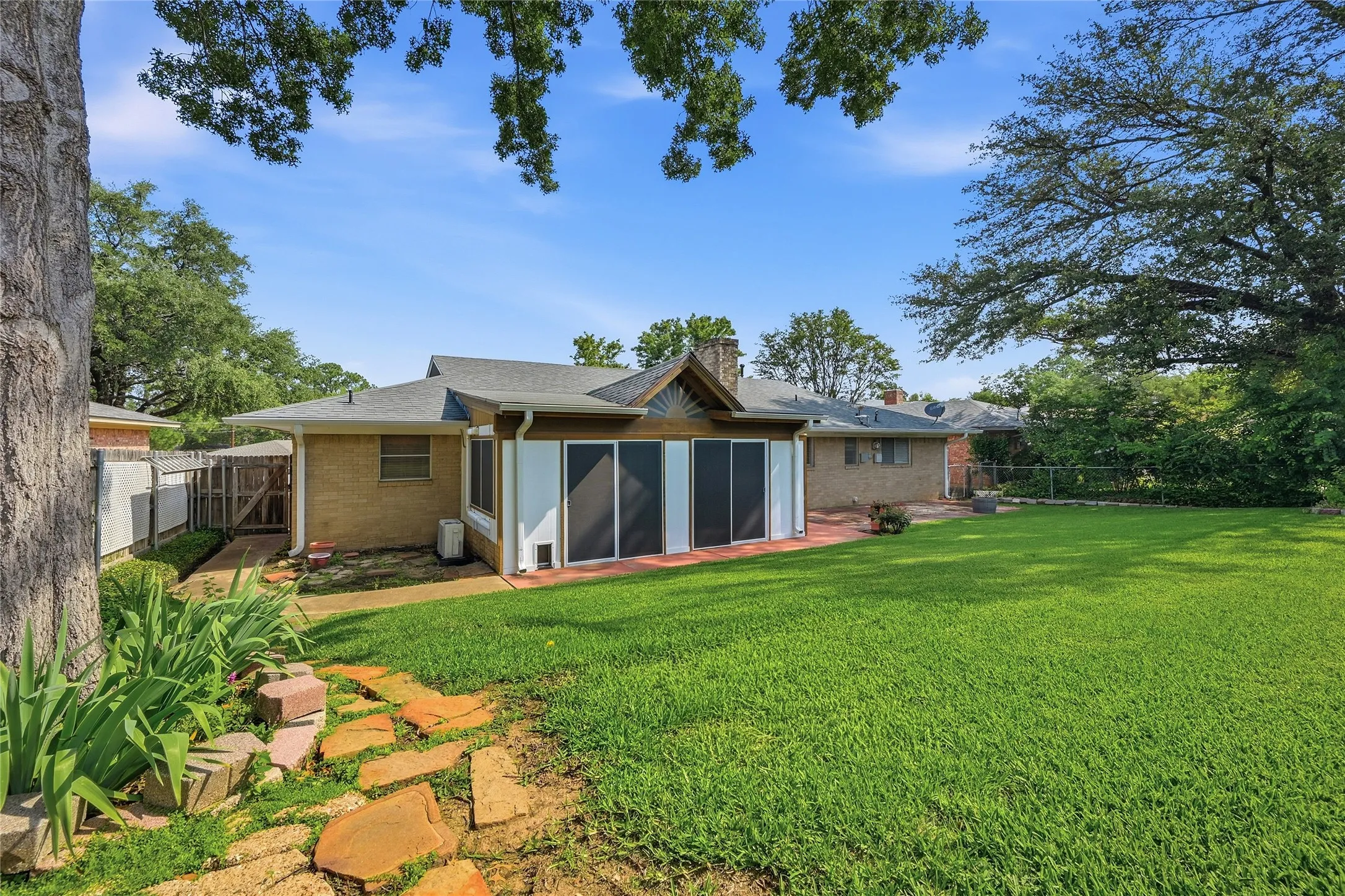 Single Family Residence For Sale in Grayson County , 1712 Oakhill Drive, Sherman, Texas 75092, 3 Bedroom, 2 Bathroom, 2 Garage spaces, 2,019 Sqft, built in 1968, mls#21313776, Real Estate Agent in Sherman, Homes For Sale in Grayson county, Homes For Sale in Sherman, Realtor in Sherman Texas, Real Estate Brokerage Independent Realty Texas, Luminita Cordes Realtor