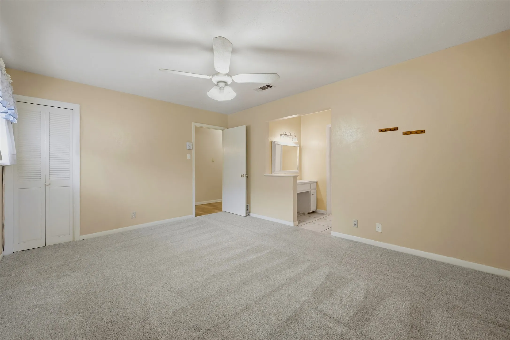 Single Family Residence For Sale in Grayson County , 1712 Oakhill Drive, Sherman, Texas 75092, 3 Bedroom, 2 Bathroom, 2 Garage spaces, 2,019 Sqft, built in 1968, mls#21313776, Real Estate Agent in Sherman, Homes For Sale in Grayson county, Homes For Sale in Sherman, Realtor in Sherman Texas, Real Estate Brokerage Independent Realty Texas, Luminita Cordes Realtor
