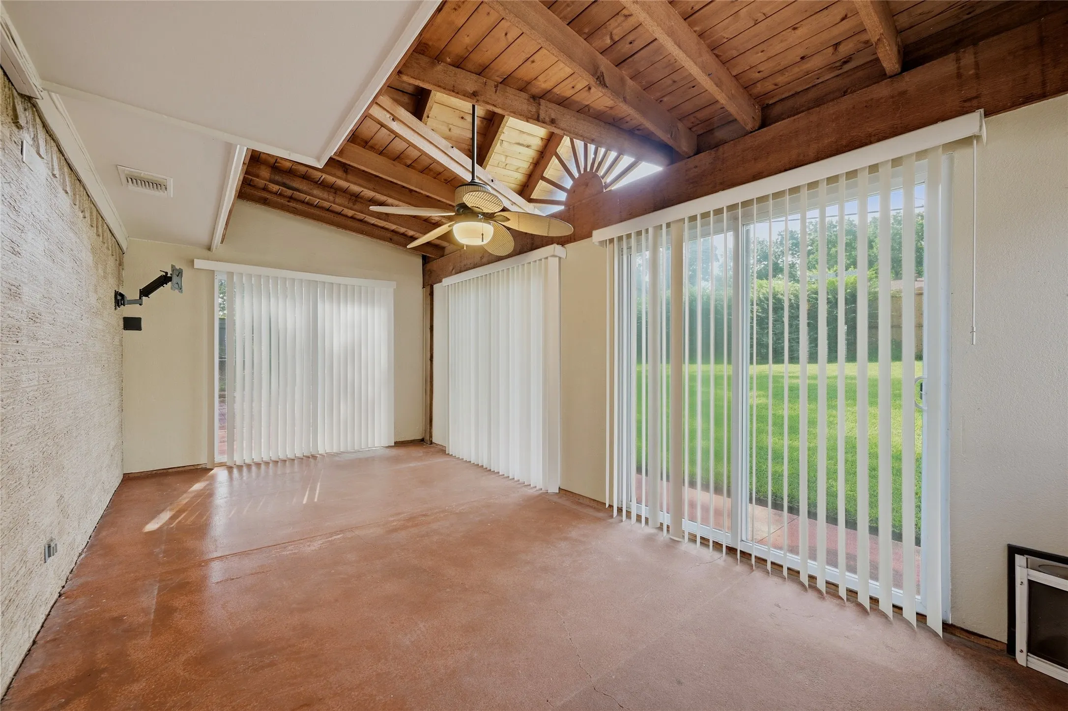Single Family Residence For Sale in Grayson County , 1712 Oakhill Drive, Sherman, Texas 75092, 3 Bedroom, 2 Bathroom, 2 Garage spaces, 2,019 Sqft, built in 1968, mls#21313776, Real Estate Agent in Sherman, Homes For Sale in Grayson county, Homes For Sale in Sherman, Realtor in Sherman Texas, Real Estate Brokerage Independent Realty Texas, Luminita Cordes Realtor
