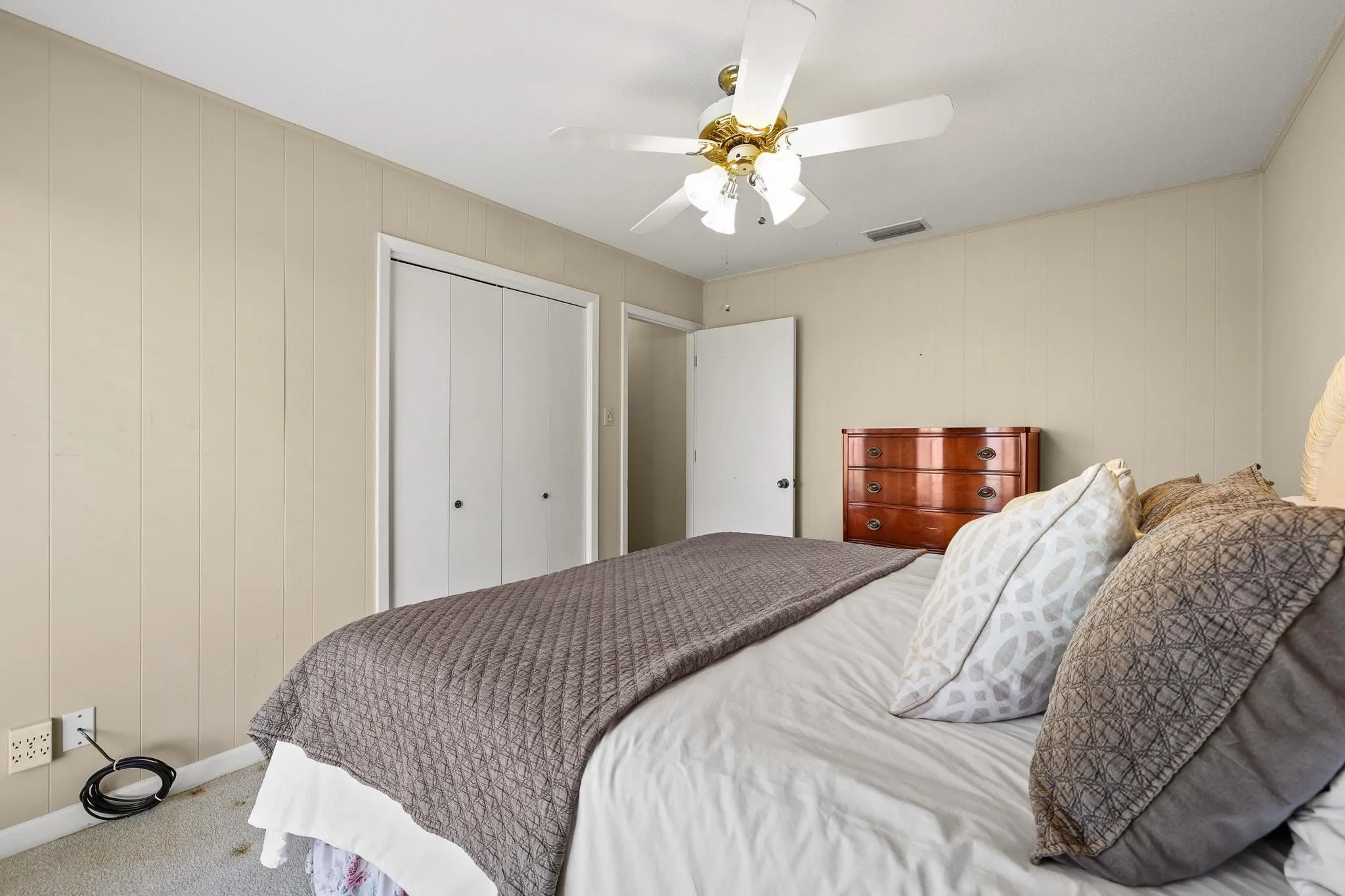 Single Family Residence For Sale in Fannin County , 1900 S Shore Drive, Bonham, Texas 75418, 3 Bedroom, 3 Bathroom, 3 Garage spaces, 2,915 Sqft, built in 1972, mls#21313088, Real Estate Agent in Bonham, Homes For Sale in Fannin county, Homes For Sale in Bonham, Realtor in Bonham Texas, Real Estate Brokerage Independent Realty Texas, Luminita Cordes Realtor