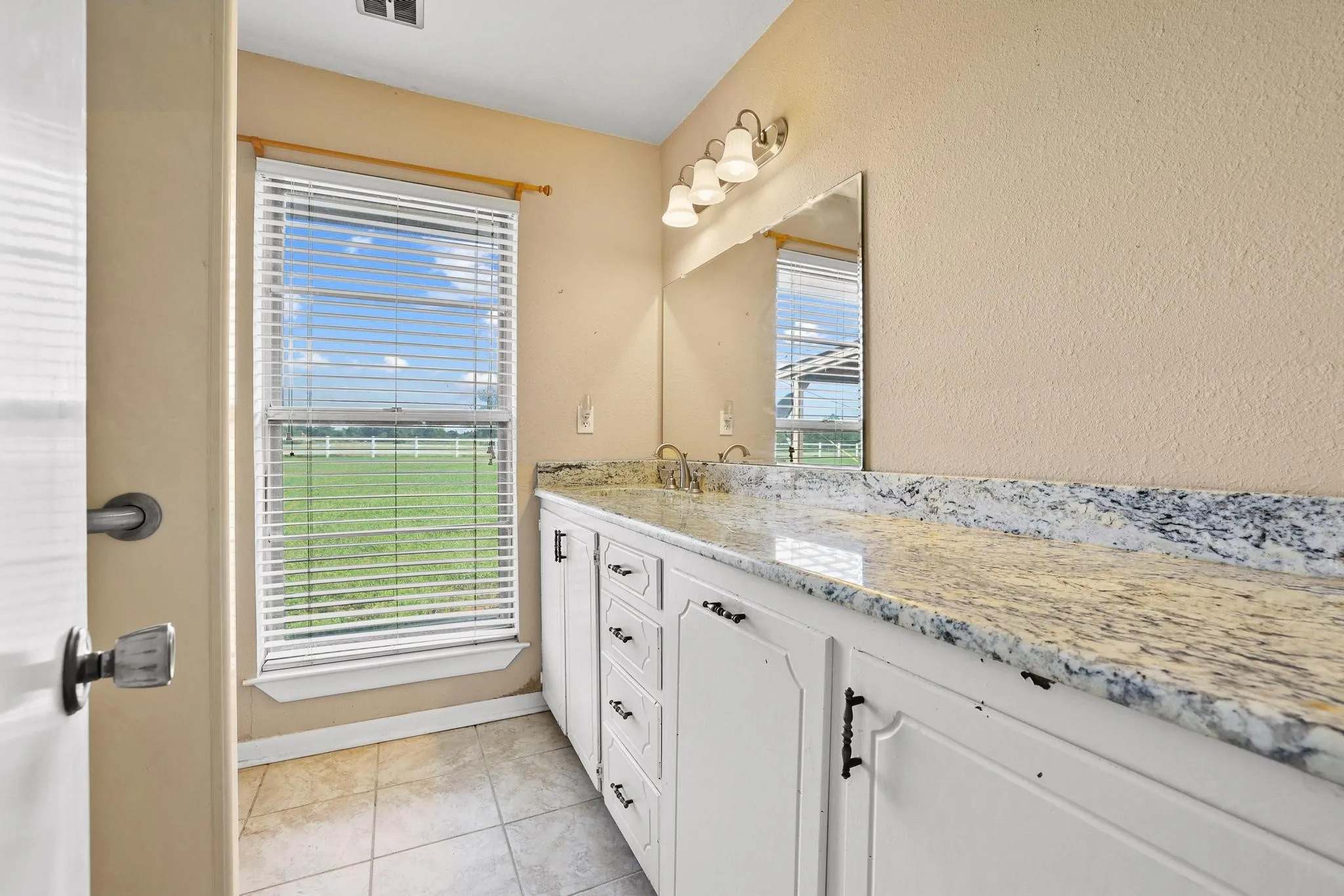 Single Family Residence For Sale in Fannin County , 1900 S Shore Drive, Bonham, Texas 75418, 3 Bedroom, 3 Bathroom, 3 Garage spaces, 2,915 Sqft, built in 1972, mls#21313088, Real Estate Agent in Bonham, Homes For Sale in Fannin county, Homes For Sale in Bonham, Realtor in Bonham Texas, Real Estate Brokerage Independent Realty Texas, Luminita Cordes Realtor