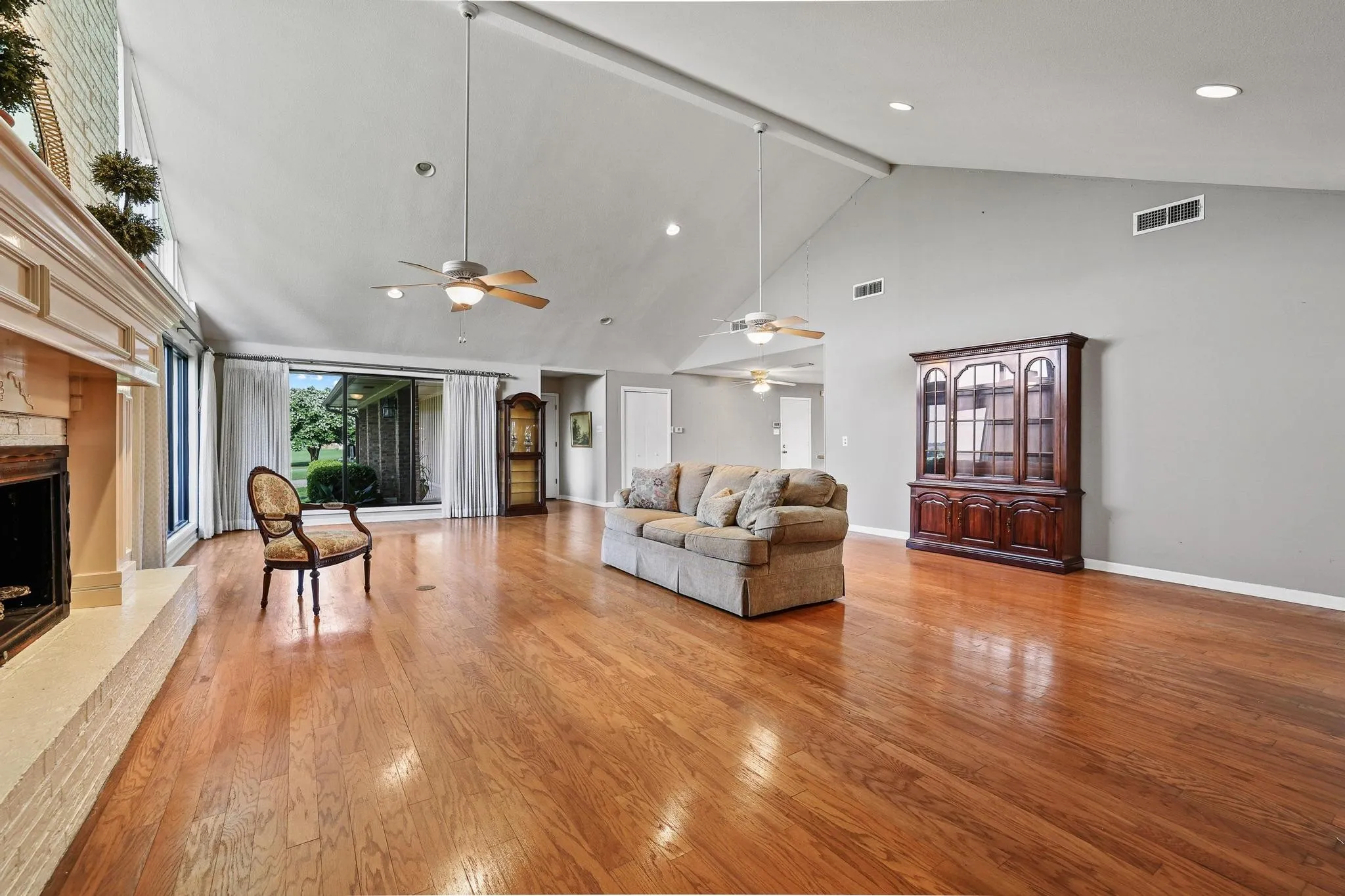 Single Family Residence For Sale in Fannin County , 1900 S Shore Drive, Bonham, Texas 75418, 3 Bedroom, 3 Bathroom, 3 Garage spaces, 2,915 Sqft, built in 1972, mls#21313088, Real Estate Agent in Bonham, Homes For Sale in Fannin county, Homes For Sale in Bonham, Realtor in Bonham Texas, Real Estate Brokerage Independent Realty Texas, Luminita Cordes Realtor