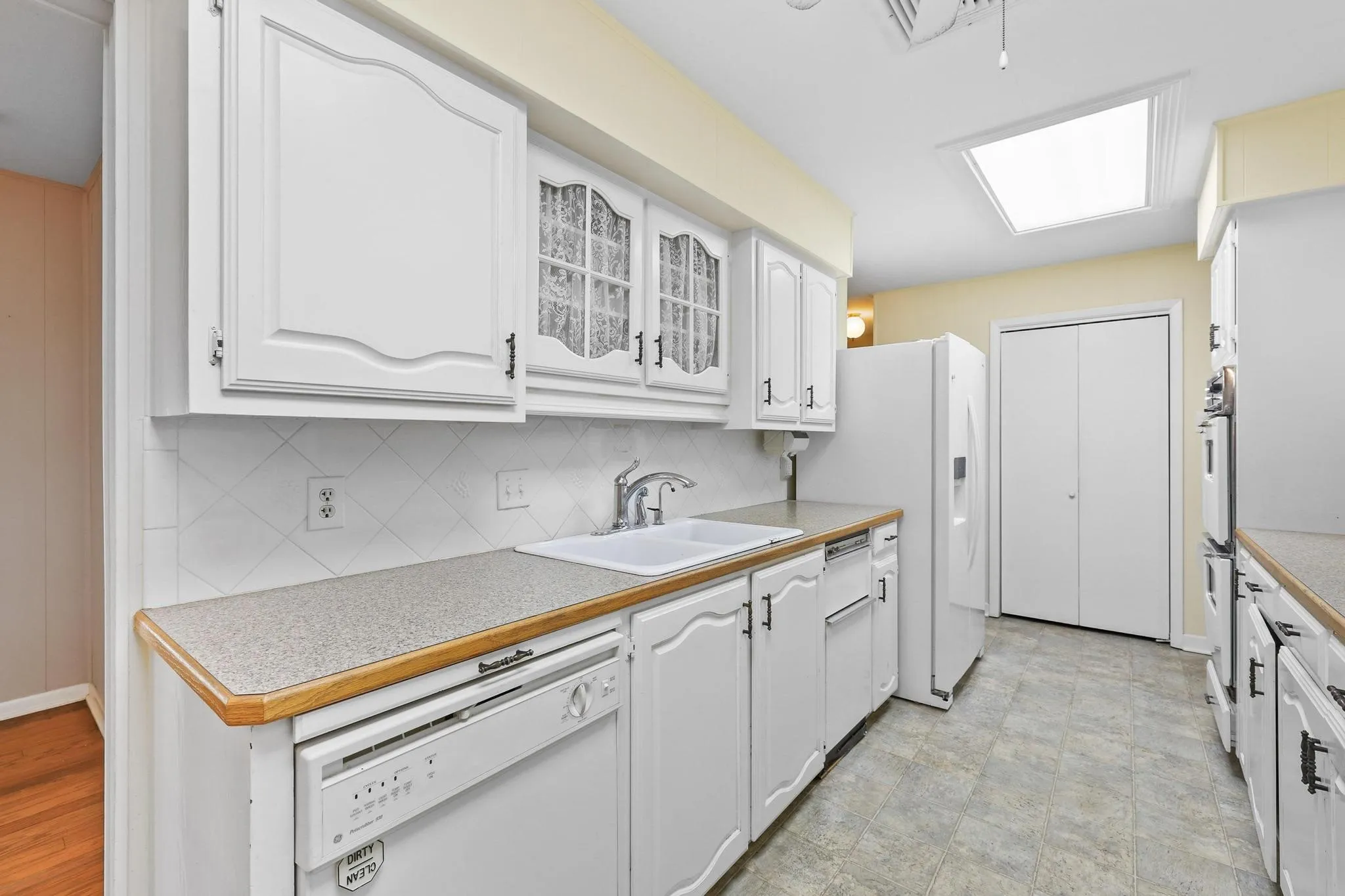 Single Family Residence For Sale in Fannin County , 1900 S Shore Drive, Bonham, Texas 75418, 3 Bedroom, 3 Bathroom, 3 Garage spaces, 2,915 Sqft, built in 1972, mls#21313088, Real Estate Agent in Bonham, Homes For Sale in Fannin county, Homes For Sale in Bonham, Realtor in Bonham Texas, Real Estate Brokerage Independent Realty Texas, Luminita Cordes Realtor