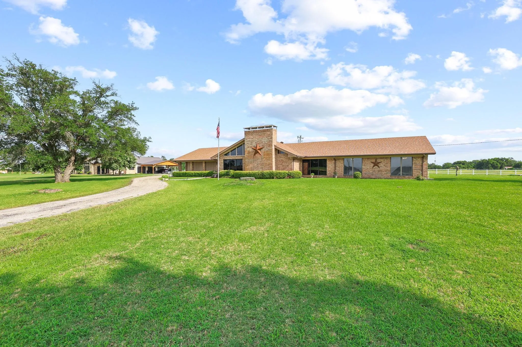 Single Family Residence For Sale in Fannin County , 1900 S Shore Drive, Bonham, Texas 75418, 3 Bedroom, 3 Bathroom, 3 Garage spaces, 2,915 Sqft, built in 1972, mls#21313088, Real Estate Agent in Bonham, Homes For Sale in Fannin county, Homes For Sale in Bonham, Realtor in Bonham Texas, Real Estate Brokerage Independent Realty Texas, Luminita Cordes Realtor