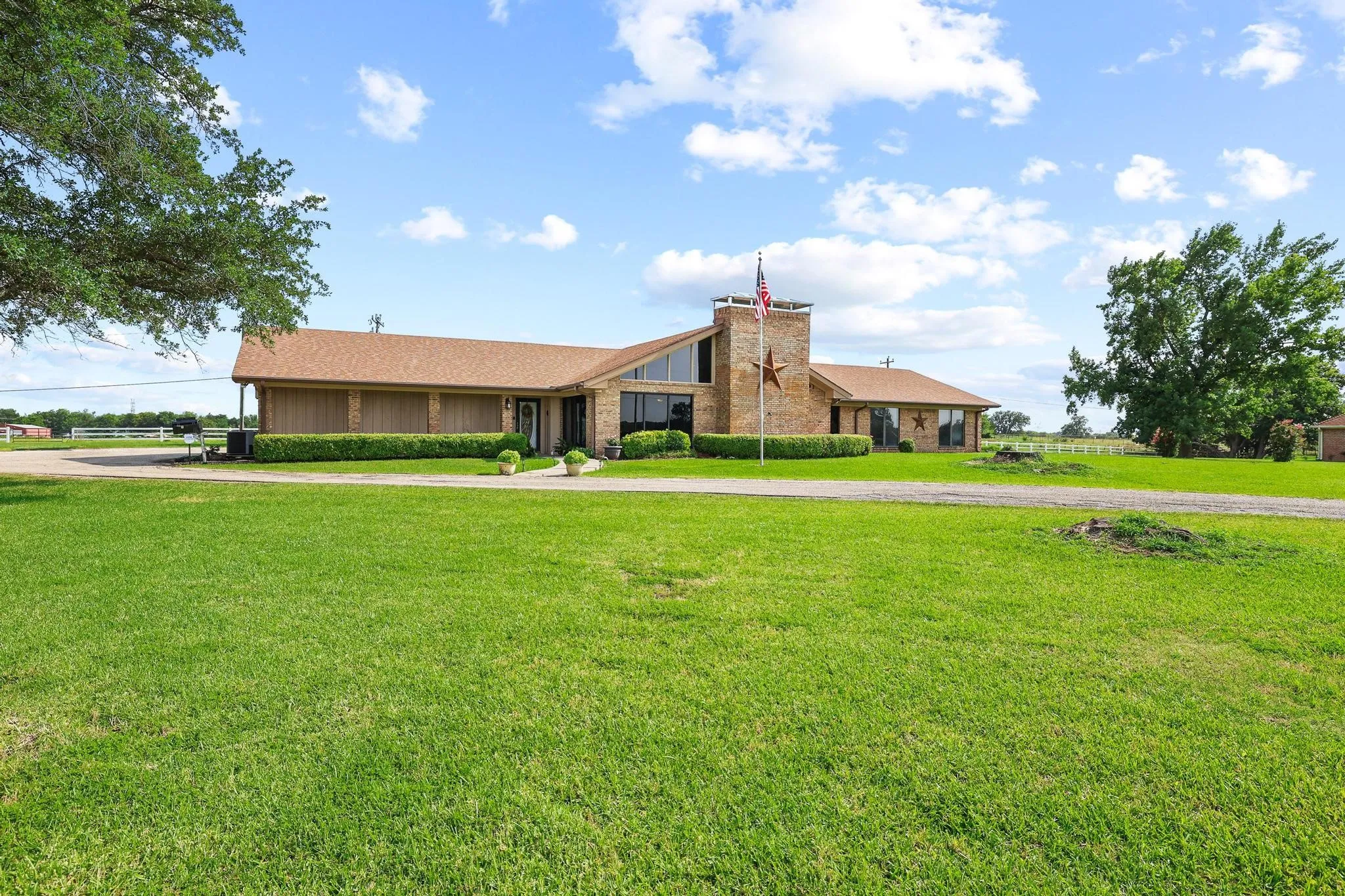 Single Family Residence For Sale in Fannin County , 1900 S Shore Drive, Bonham, Texas 75418, 3 Bedroom, 3 Bathroom, 3 Garage spaces, 2,915 Sqft, built in 1972, mls#21313088, Real Estate Agent in Bonham, Homes For Sale in Fannin county, Homes For Sale in Bonham, Realtor in Bonham Texas, Real Estate Brokerage Independent Realty Texas, Luminita Cordes Realtor