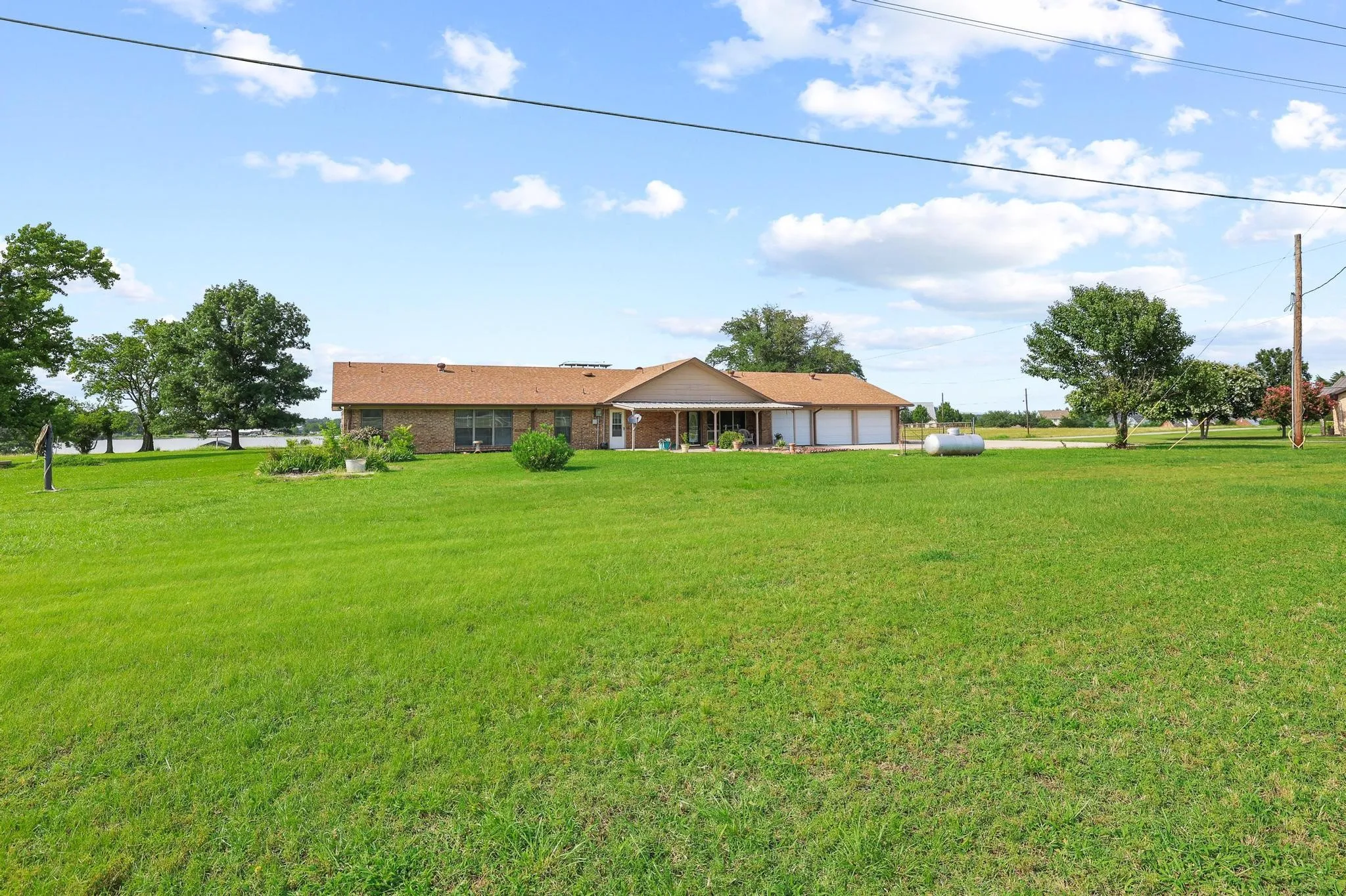 Single Family Residence For Sale in Fannin County , 1900 S Shore Drive, Bonham, Texas 75418, 3 Bedroom, 3 Bathroom, 3 Garage spaces, 2,915 Sqft, built in 1972, mls#21313088, Real Estate Agent in Bonham, Homes For Sale in Fannin county, Homes For Sale in Bonham, Realtor in Bonham Texas, Real Estate Brokerage Independent Realty Texas, Luminita Cordes Realtor