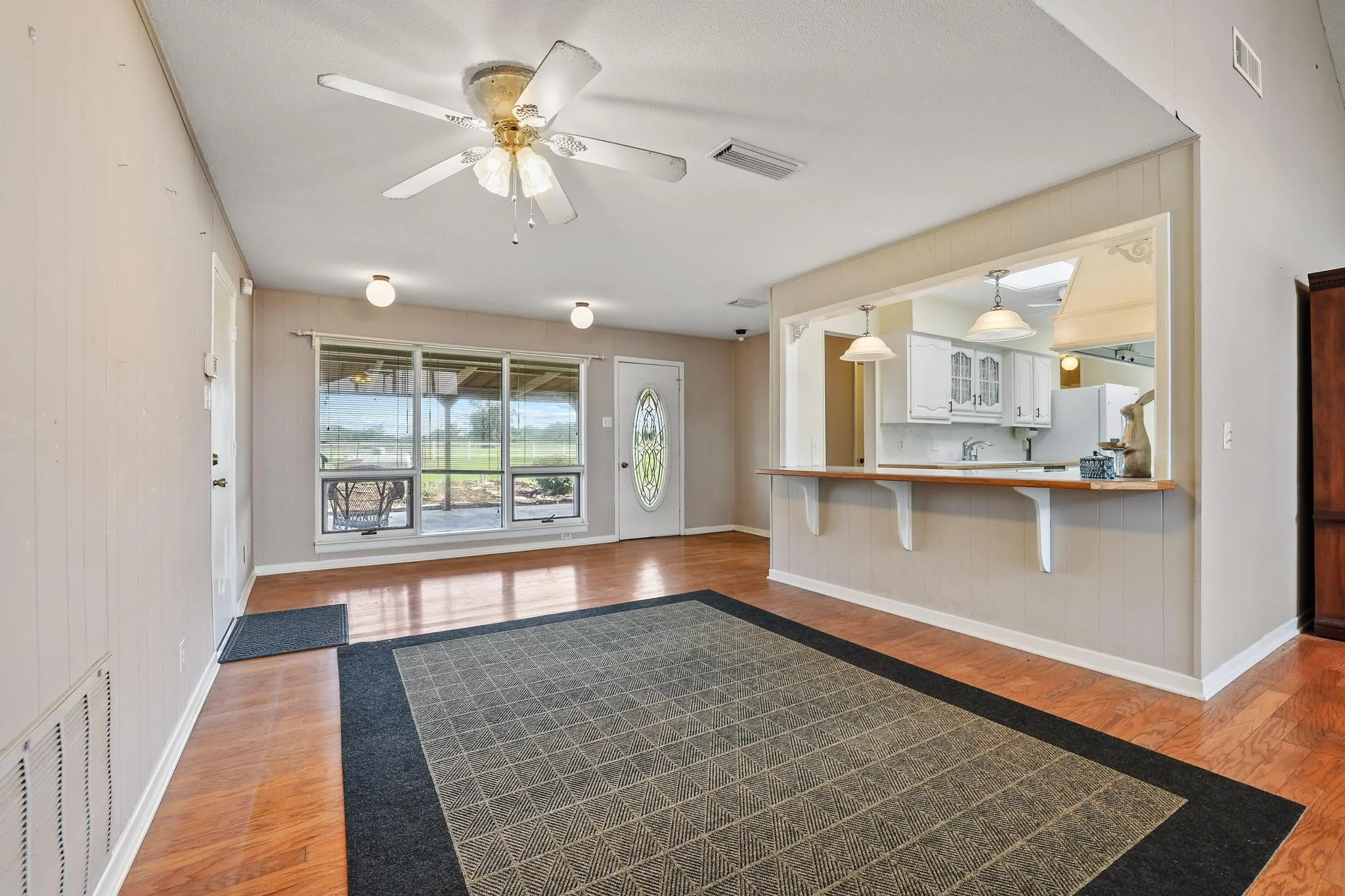 Single Family Residence For Sale in Fannin County , 1900 S Shore Drive, Bonham, Texas 75418, 3 Bedroom, 3 Bathroom, 3 Garage spaces, 2,915 Sqft, built in 1972, mls#21313088, Real Estate Agent in Bonham, Homes For Sale in Fannin county, Homes For Sale in Bonham, Realtor in Bonham Texas, Real Estate Brokerage Independent Realty Texas, Luminita Cordes Realtor