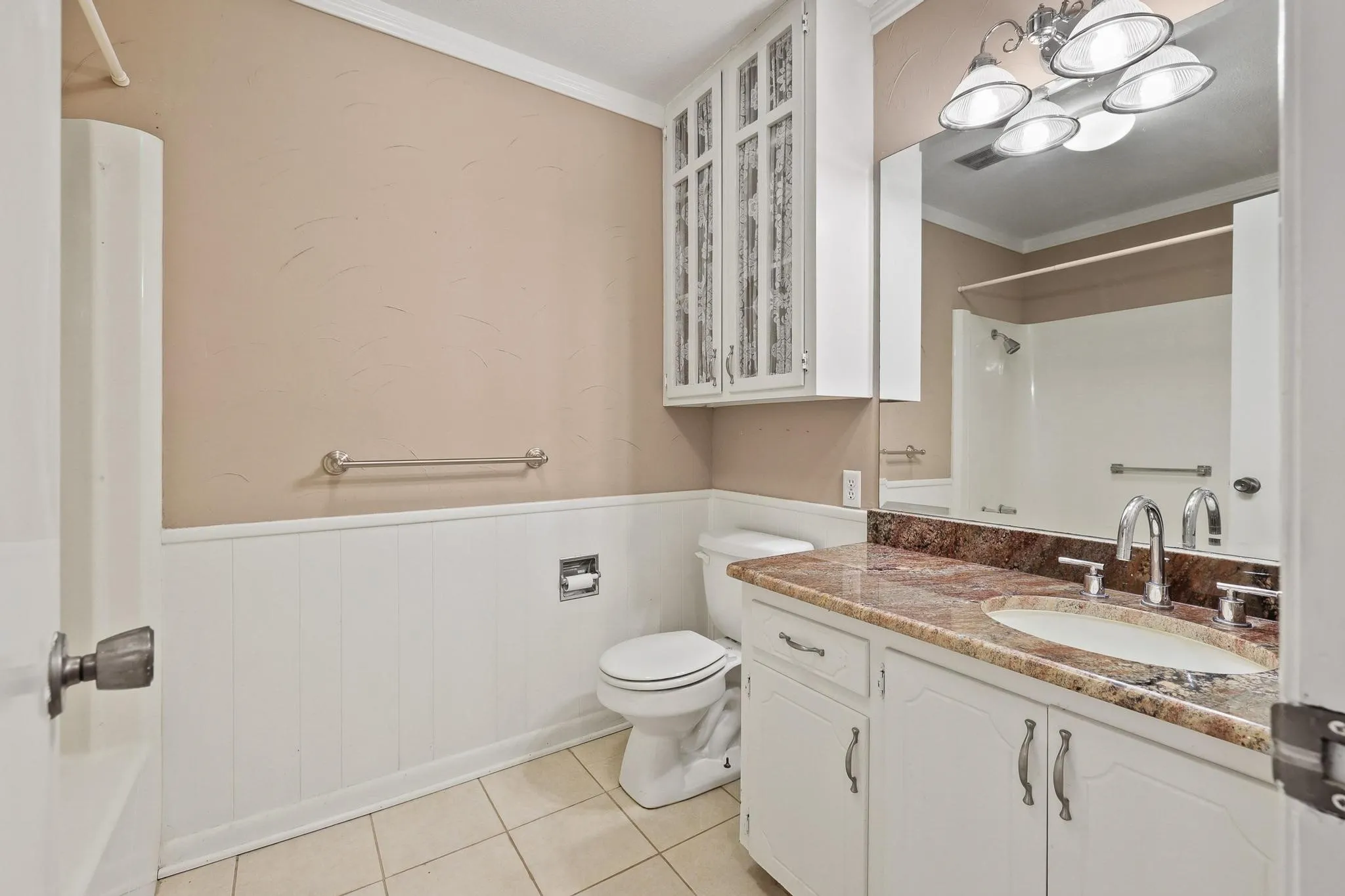 Single Family Residence For Sale in Fannin County , 1900 S Shore Drive, Bonham, Texas 75418, 3 Bedroom, 3 Bathroom, 3 Garage spaces, 2,915 Sqft, built in 1972, mls#21313088, Real Estate Agent in Bonham, Homes For Sale in Fannin county, Homes For Sale in Bonham, Realtor in Bonham Texas, Real Estate Brokerage Independent Realty Texas, Luminita Cordes Realtor