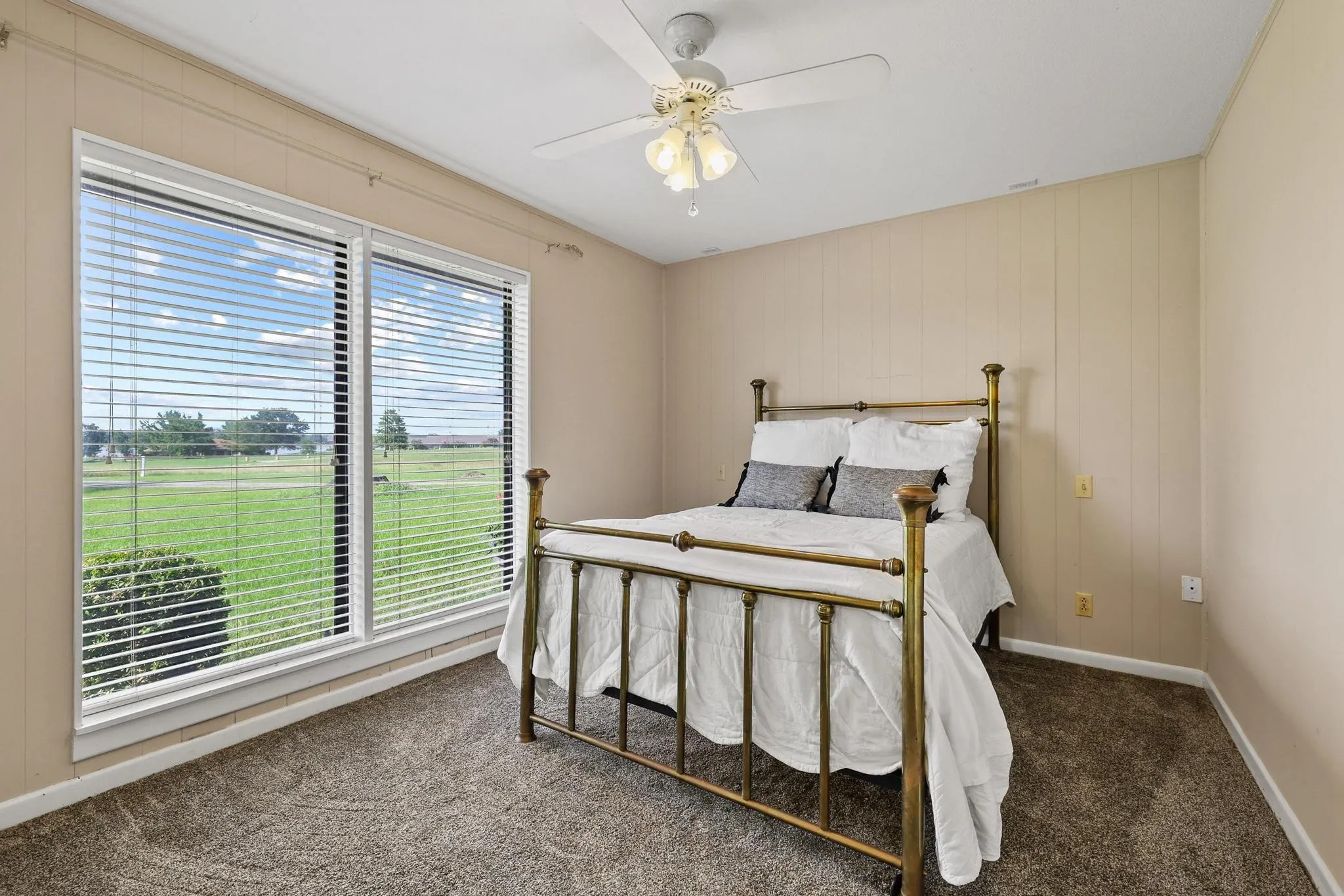 Single Family Residence For Sale in Fannin County , 1900 S Shore Drive, Bonham, Texas 75418, 3 Bedroom, 3 Bathroom, 3 Garage spaces, 2,915 Sqft, built in 1972, mls#21313088, Real Estate Agent in Bonham, Homes For Sale in Fannin county, Homes For Sale in Bonham, Realtor in Bonham Texas, Real Estate Brokerage Independent Realty Texas, Luminita Cordes Realtor