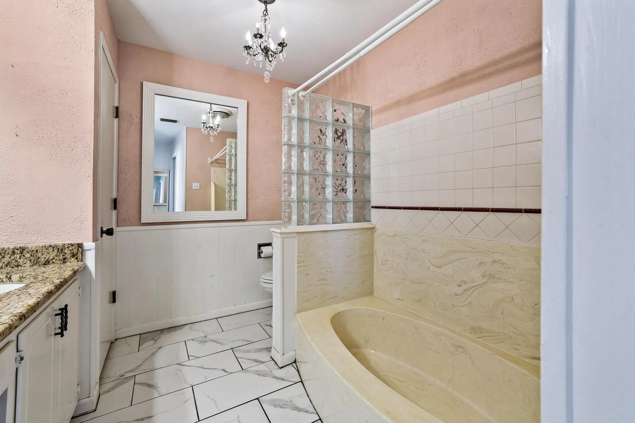 Single Family Residence For Sale in Fannin County , 1900 S Shore Drive, Bonham, Texas 75418, 3 Bedroom, 3 Bathroom, 3 Garage spaces, 2,915 Sqft, built in 1972, mls#21313088, Real Estate Agent in Bonham, Homes For Sale in Fannin county, Homes For Sale in Bonham, Realtor in Bonham Texas, Real Estate Brokerage Independent Realty Texas, Luminita Cordes Realtor