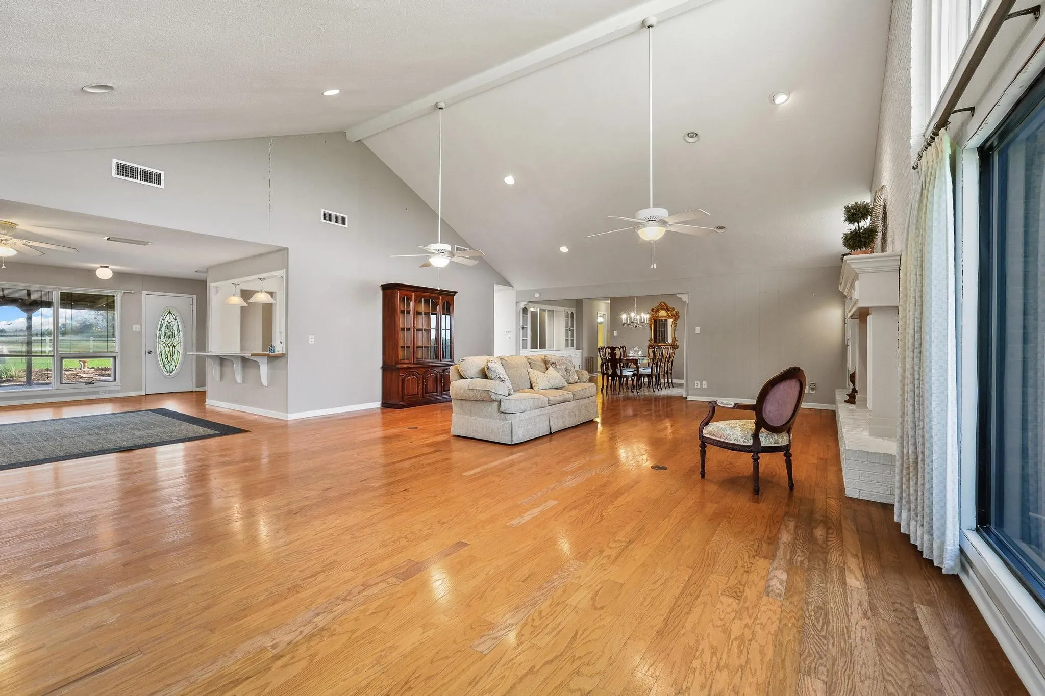 Single Family Residence For Sale in Fannin County , 1900 S Shore Drive, Bonham, Texas 75418, 3 Bedroom, 3 Bathroom, 3 Garage spaces, 2,915 Sqft, built in 1972, mls#21313088, Real Estate Agent in Bonham, Homes For Sale in Fannin county, Homes For Sale in Bonham, Realtor in Bonham Texas, Real Estate Brokerage Independent Realty Texas, Luminita Cordes Realtor