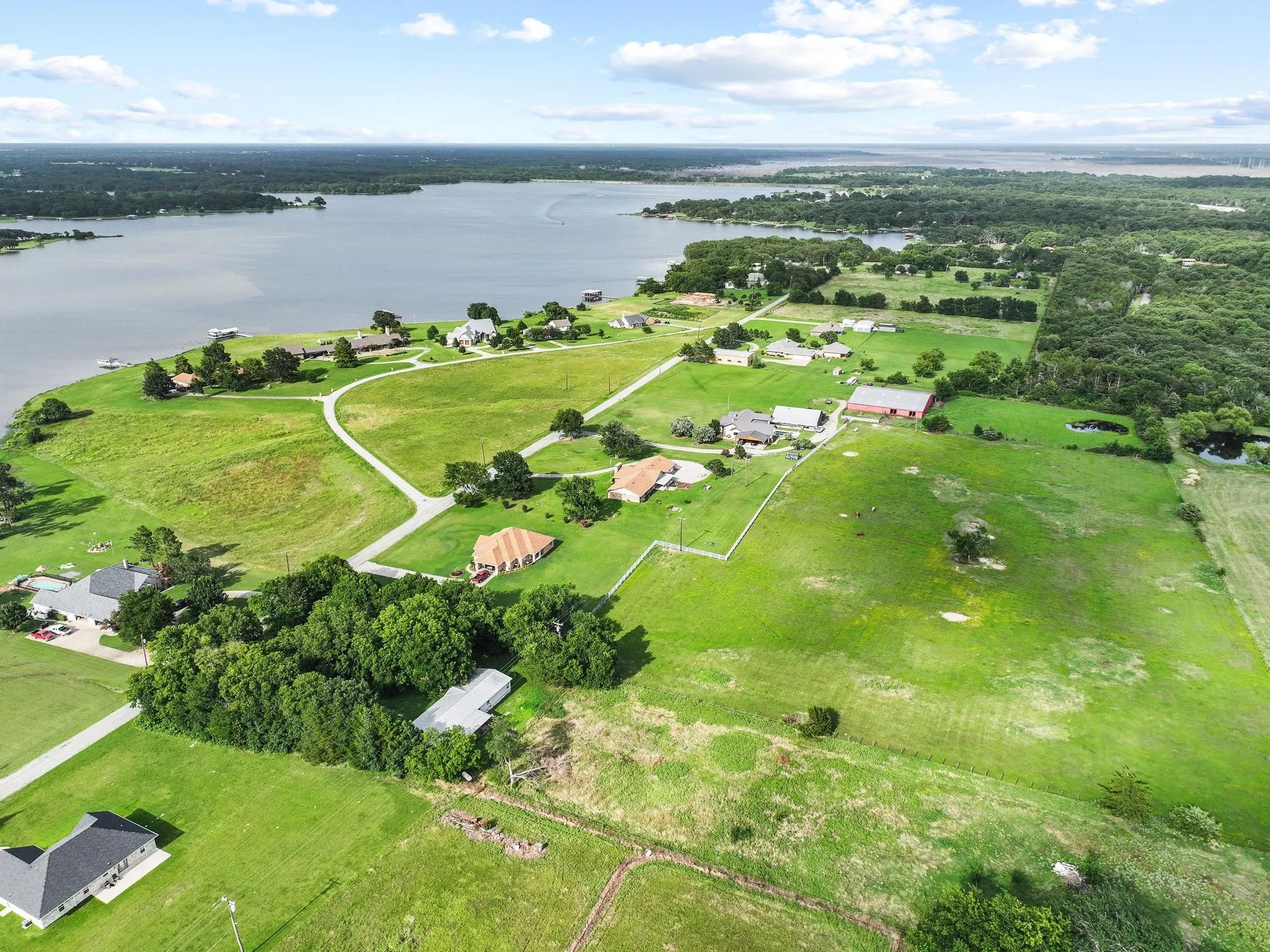 Single Family Residence For Sale in Fannin County , 1900 S Shore Drive, Bonham, Texas 75418, 3 Bedroom, 3 Bathroom, 3 Garage spaces, 2,915 Sqft, built in 1972, mls#21313088, Real Estate Agent in Bonham, Homes For Sale in Fannin county, Homes For Sale in Bonham, Realtor in Bonham Texas, Real Estate Brokerage Independent Realty Texas, Luminita Cordes Realtor