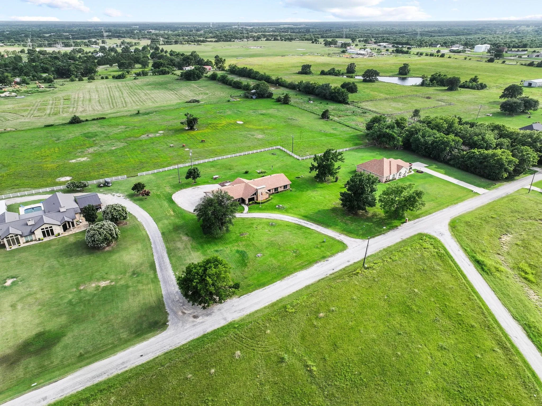 Single Family Residence For Sale in Fannin County , 1900 S Shore Drive, Bonham, Texas 75418, 3 Bedroom, 3 Bathroom, 3 Garage spaces, 2,915 Sqft, built in 1972, mls#21313088, Real Estate Agent in Bonham, Homes For Sale in Fannin county, Homes For Sale in Bonham, Realtor in Bonham Texas, Real Estate Brokerage Independent Realty Texas, Luminita Cordes Realtor