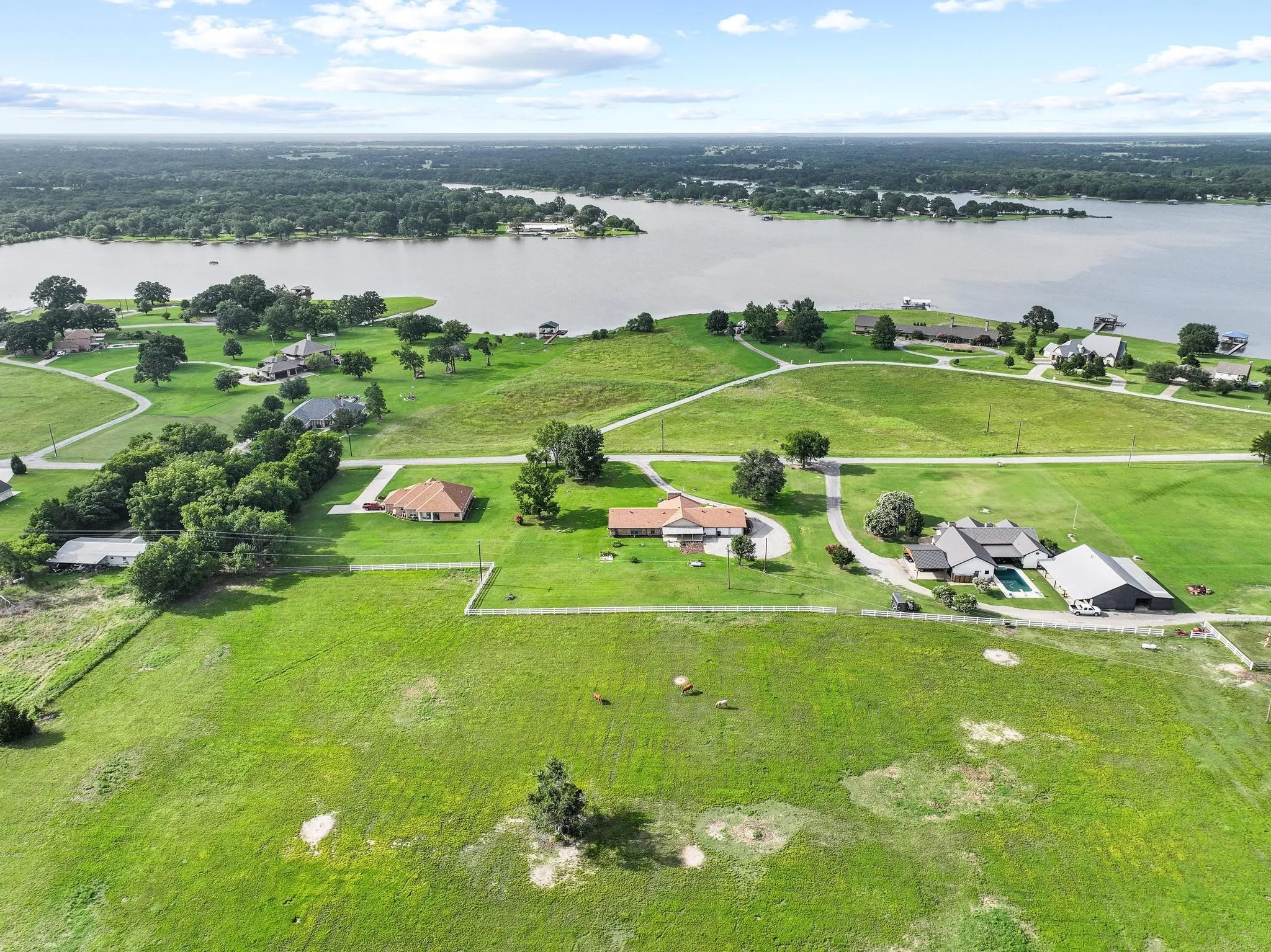 Single Family Residence For Sale in Fannin County , 1900 S Shore Drive, Bonham, Texas 75418, 3 Bedroom, 3 Bathroom, 3 Garage spaces, 2,915 Sqft, built in 1972, mls#21313088, Real Estate Agent in Bonham, Homes For Sale in Fannin county, Homes For Sale in Bonham, Realtor in Bonham Texas, Real Estate Brokerage Independent Realty Texas, Luminita Cordes Realtor