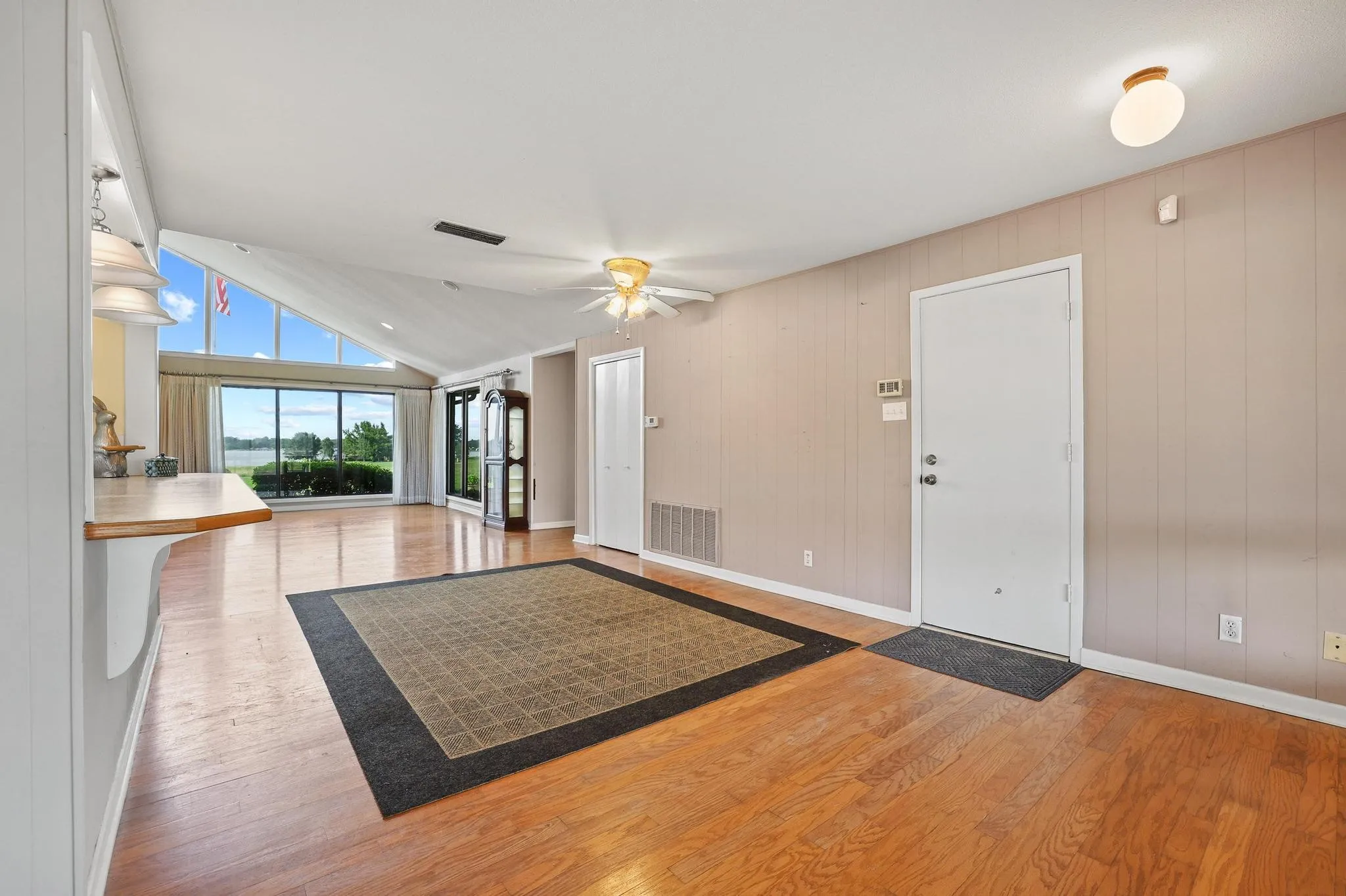 Single Family Residence For Sale in Fannin County , 1900 S Shore Drive, Bonham, Texas 75418, 3 Bedroom, 3 Bathroom, 3 Garage spaces, 2,915 Sqft, built in 1972, mls#21313088, Real Estate Agent in Bonham, Homes For Sale in Fannin county, Homes For Sale in Bonham, Realtor in Bonham Texas, Real Estate Brokerage Independent Realty Texas, Luminita Cordes Realtor