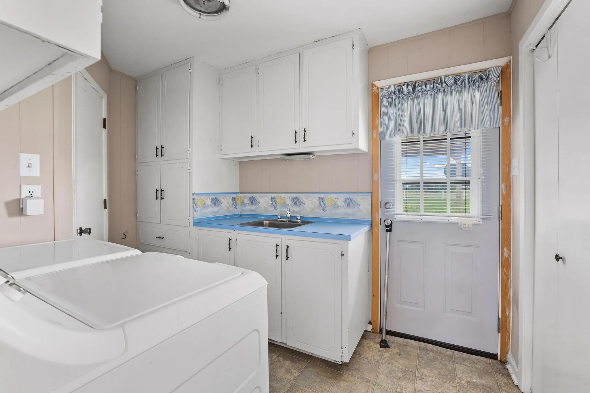 Single Family Residence For Sale in Fannin County , 1900 S Shore Drive, Bonham, Texas 75418, 3 Bedroom, 3 Bathroom, 3 Garage spaces, 2,915 Sqft, built in 1972, mls#21313088, Real Estate Agent in Bonham, Homes For Sale in Fannin county, Homes For Sale in Bonham, Realtor in Bonham Texas, Real Estate Brokerage Independent Realty Texas, Luminita Cordes Realtor
