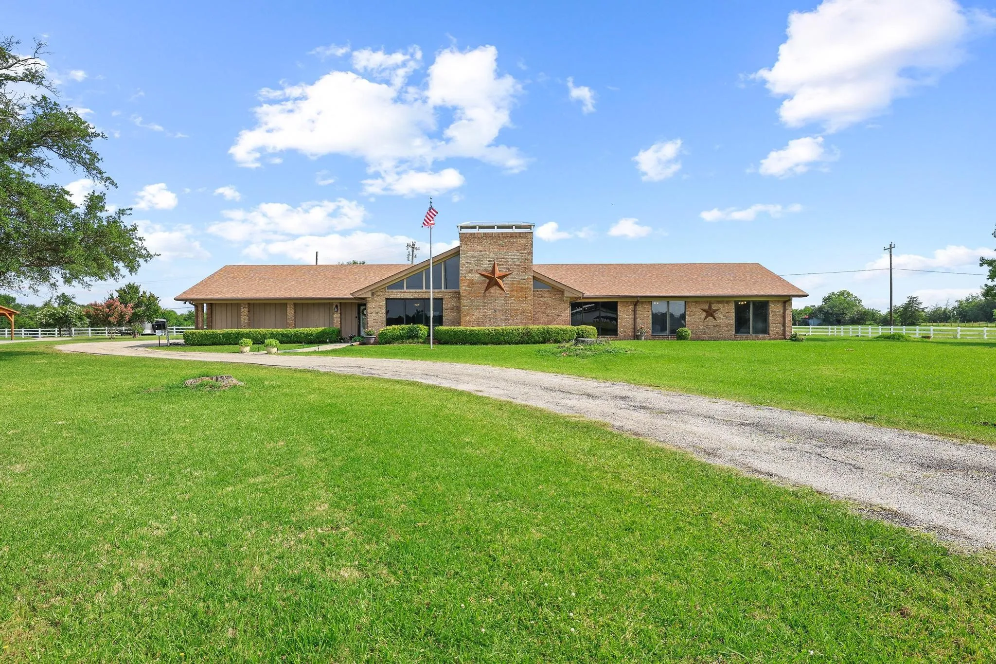 Single Family Residence For Sale in Fannin County , 1900 S Shore Drive, Bonham, Texas 75418, 3 Bedroom, 3 Bathroom, 3 Garage spaces, 2,915 Sqft, built in 1972, mls#21313088, Real Estate Agent in Bonham, Homes For Sale in Fannin county, Homes For Sale in Bonham, Realtor in Bonham Texas, Real Estate Brokerage Independent Realty Texas, Luminita Cordes Realtor