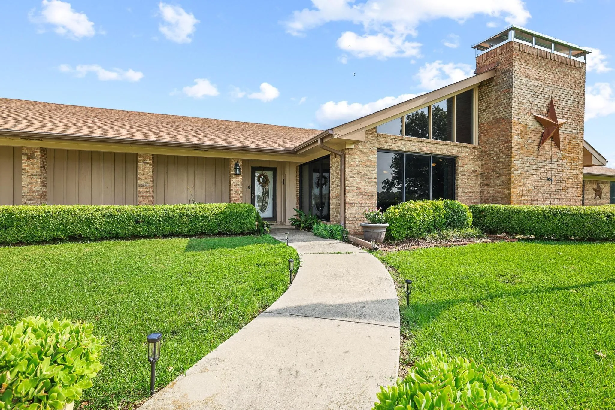 Single Family Residence For Sale in Fannin County , 1900 S Shore Drive, Bonham, Texas 75418, 3 Bedroom, 3 Bathroom, 3 Garage spaces, 2,915 Sqft, built in 1972, mls#21313088, Real Estate Agent in Bonham, Homes For Sale in Fannin county, Homes For Sale in Bonham, Realtor in Bonham Texas, Real Estate Brokerage Independent Realty Texas, Luminita Cordes Realtor