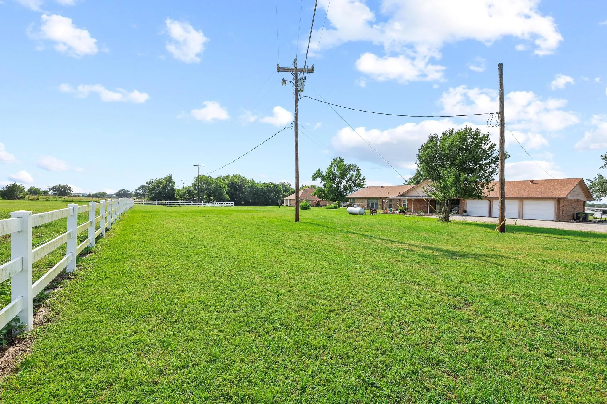Single Family Residence For Sale in Fannin County , 1900 S Shore Drive, Bonham, Texas 75418, 3 Bedroom, 3 Bathroom, 3 Garage spaces, 2,915 Sqft, built in 1972, mls#21313088, Real Estate Agent in Bonham, Homes For Sale in Fannin county, Homes For Sale in Bonham, Realtor in Bonham Texas, Real Estate Brokerage Independent Realty Texas, Luminita Cordes Realtor