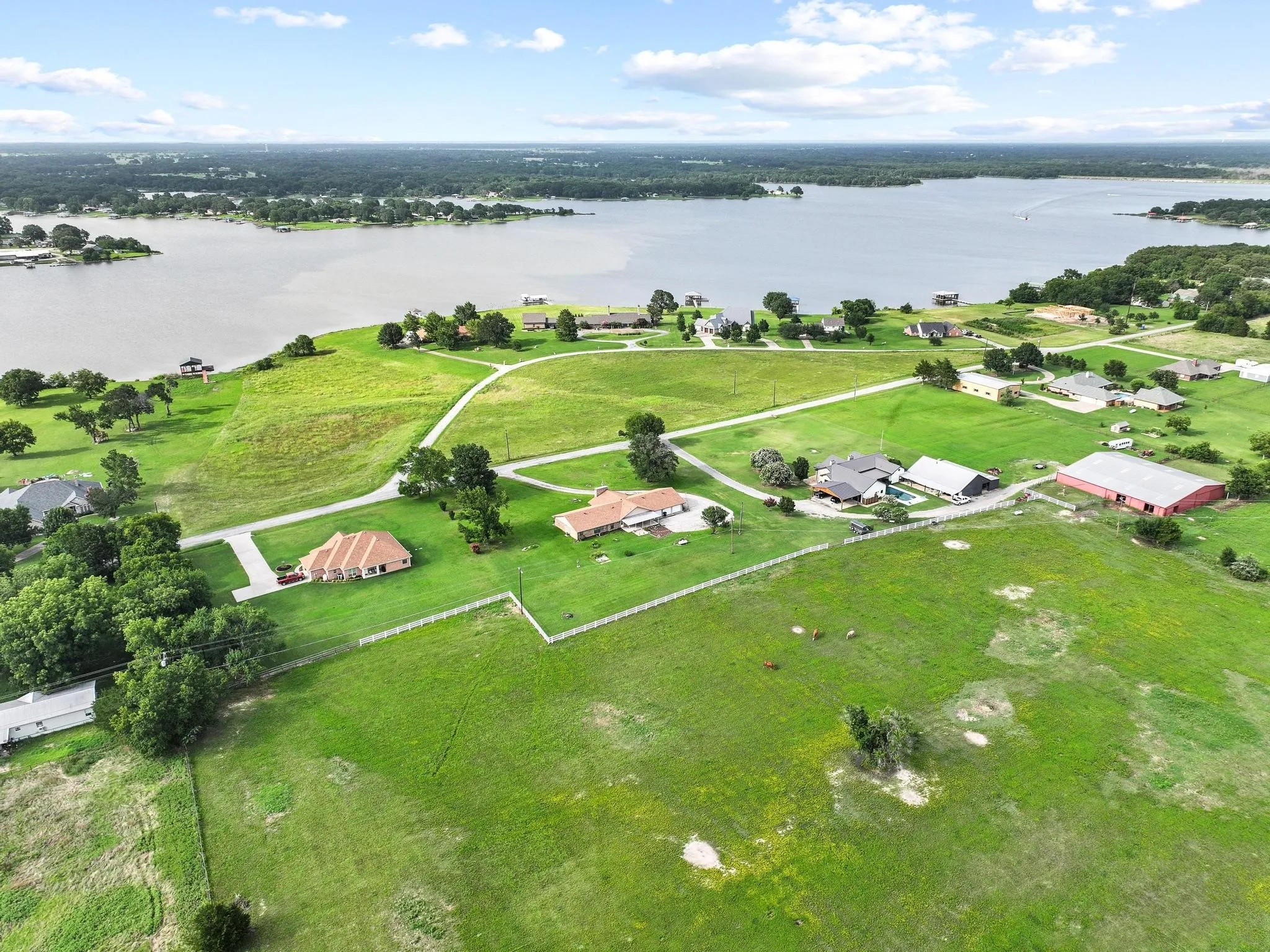 Single Family Residence For Sale in Fannin County , 1900 S Shore Drive, Bonham, Texas 75418, 3 Bedroom, 3 Bathroom, 3 Garage spaces, 2,915 Sqft, built in 1972, mls#21313088, Real Estate Agent in Bonham, Homes For Sale in Fannin county, Homes For Sale in Bonham, Realtor in Bonham Texas, Real Estate Brokerage Independent Realty Texas, Luminita Cordes Realtor