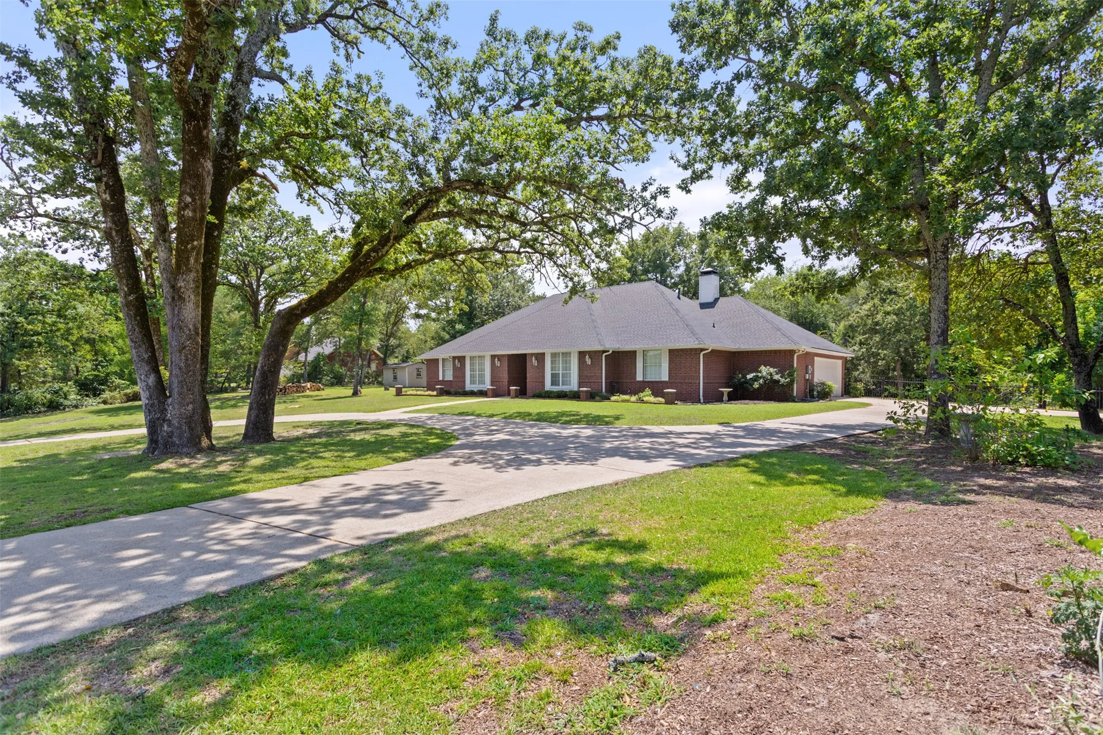 Single Family Residence For Sale in Smith County , 17681 Huckleberry Circle, Lindale, Texas 75771, 4 Bedroom, 3 Bathroom, 2 Garage spaces, 2,924 Sqft, built in 1999, mls#21313921, Real Estate Agent in Lindale, Homes For Sale in Smith county, Homes For Sale in Lindale, Realtor in Lindale Texas, Real Estate Brokerage Independent Realty Texas, Luminita Cordes Realtor