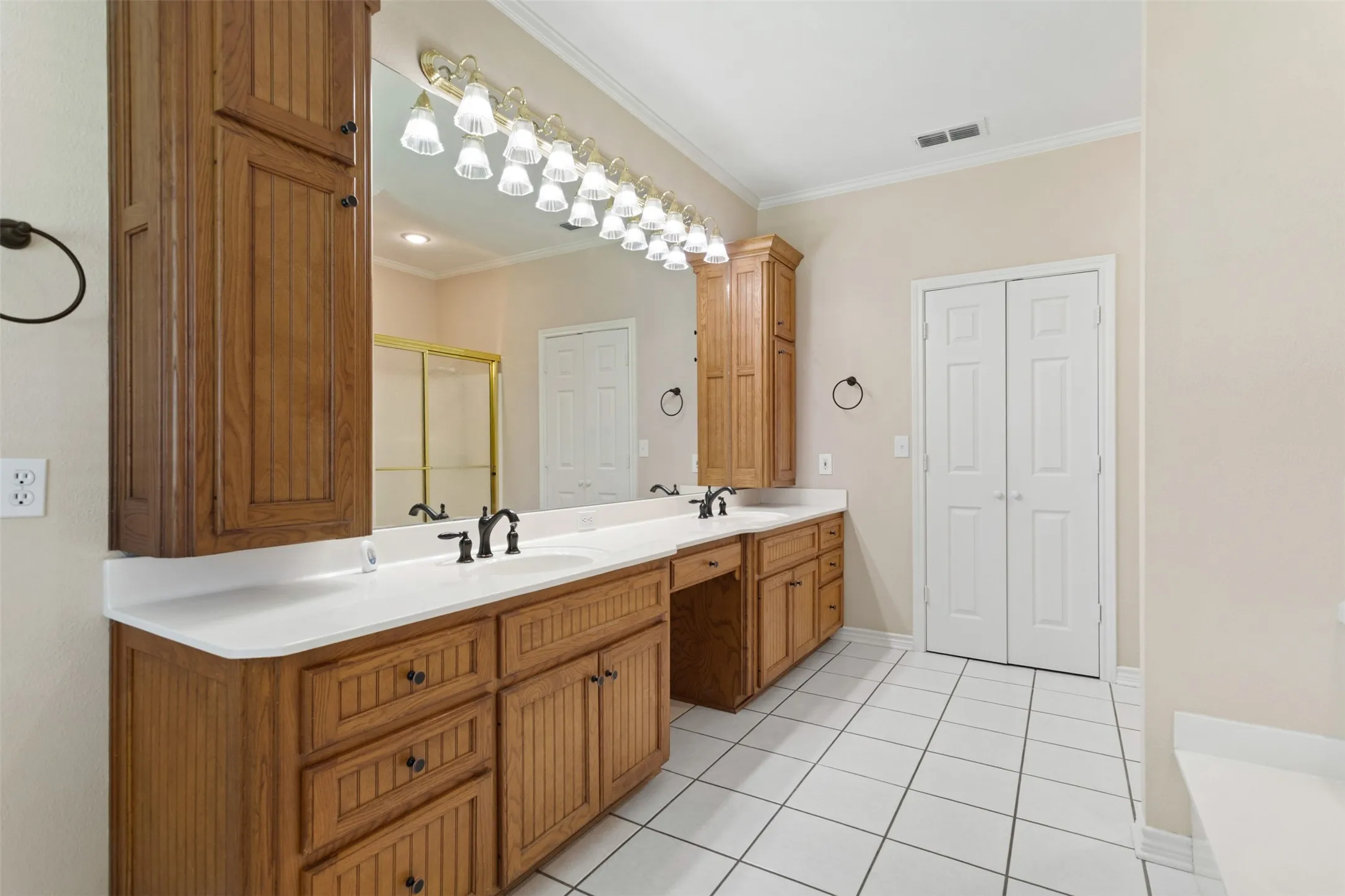 Single Family Residence For Sale in Smith County , 17681 Huckleberry Circle, Lindale, Texas 75771, 4 Bedroom, 3 Bathroom, 2 Garage spaces, 2,924 Sqft, built in 1999, mls#21313921, Real Estate Agent in Lindale, Homes For Sale in Smith county, Homes For Sale in Lindale, Realtor in Lindale Texas, Real Estate Brokerage Independent Realty Texas, Luminita Cordes Realtor