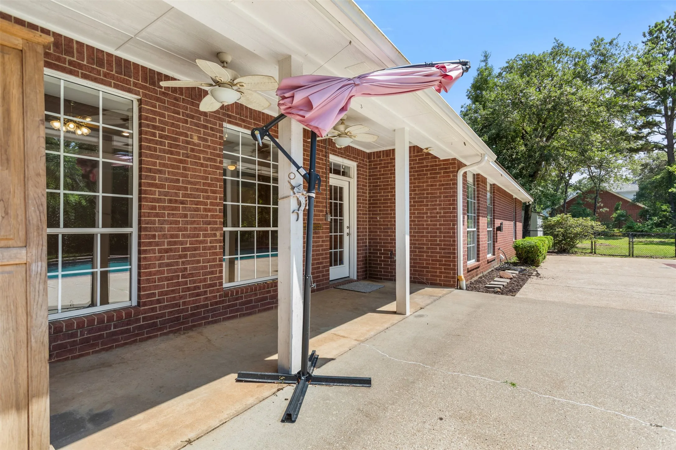 Single Family Residence For Sale in Smith County , 17681 Huckleberry Circle, Lindale, Texas 75771, 4 Bedroom, 3 Bathroom, 2 Garage spaces, 2,924 Sqft, built in 1999, mls#21313921, Real Estate Agent in Lindale, Homes For Sale in Smith county, Homes For Sale in Lindale, Realtor in Lindale Texas, Real Estate Brokerage Independent Realty Texas, Luminita Cordes Realtor