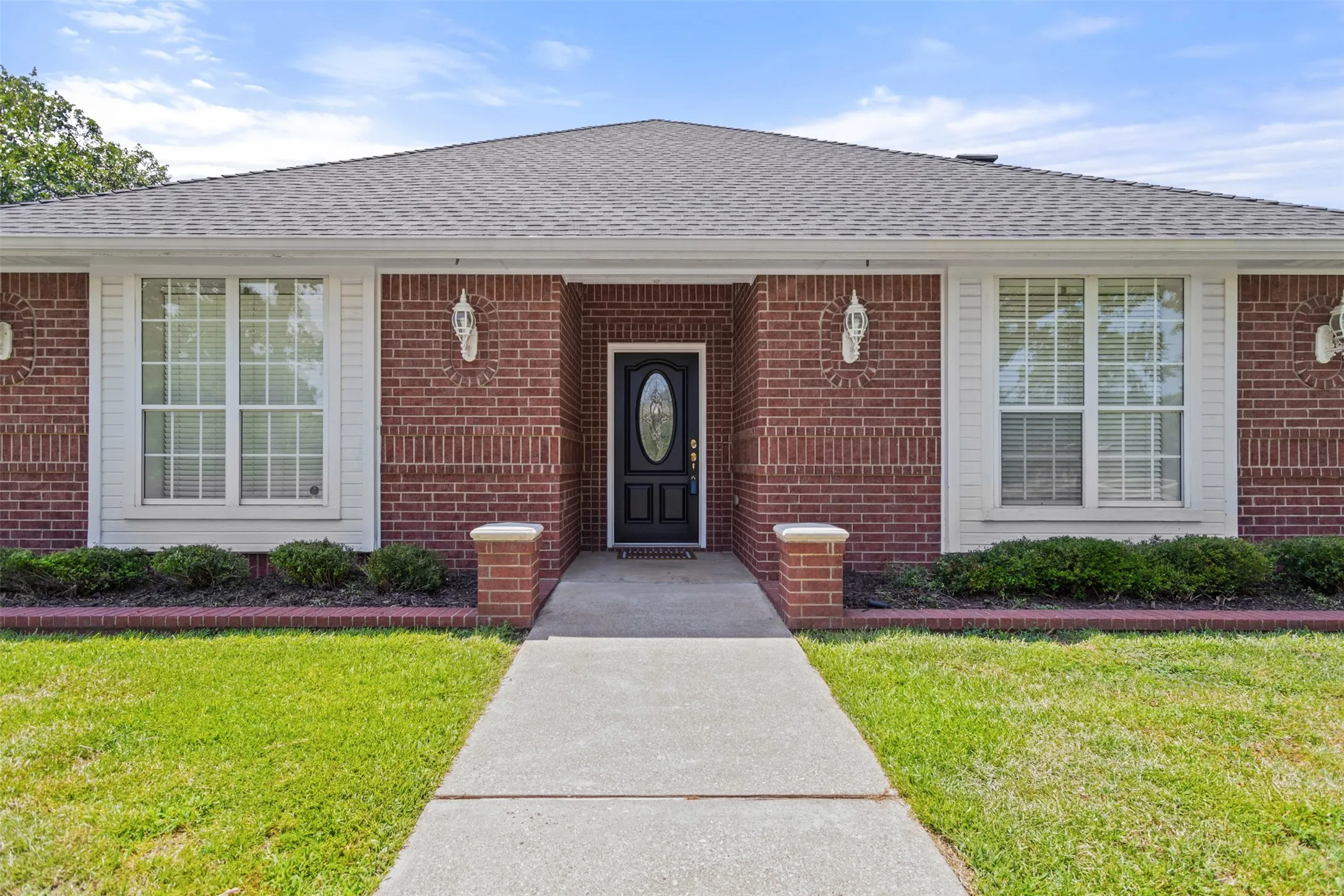 Single Family Residence For Sale in Smith County , 17681 Huckleberry Circle, Lindale, Texas 75771, 4 Bedroom, 3 Bathroom, 2 Garage spaces, 2,924 Sqft, built in 1999, mls#21313921, Real Estate Agent in Lindale, Homes For Sale in Smith county, Homes For Sale in Lindale, Realtor in Lindale Texas, Real Estate Brokerage Independent Realty Texas, Luminita Cordes Realtor