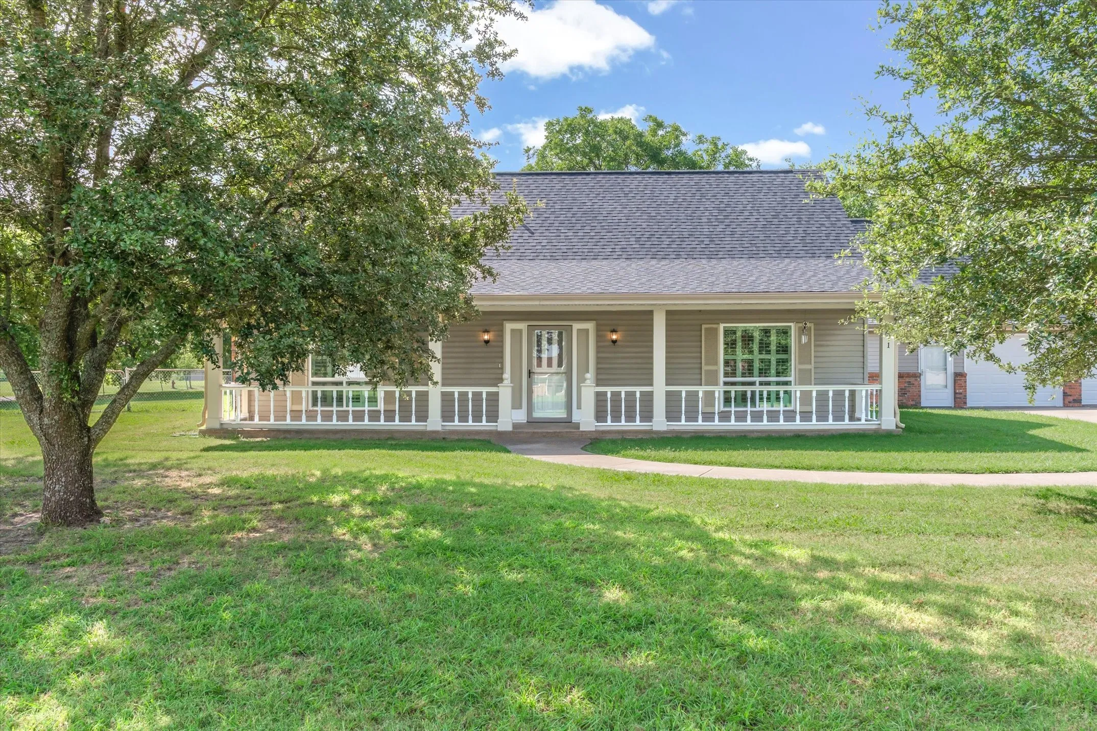 Single Family Residence For Sale in Kaufman County , 7871 Shady Lane, Scurry, Texas 75158, 4 Bedroom, 3 Bathroom, 2 Garage spaces, 2,487 Sqft, built in 1999, mls#21311556, Real Estate Agent in Scurry, Homes For Sale in Kaufman county, Homes For Sale in Scurry, Realtor in Scurry Texas, Real Estate Brokerage Independent Realty Texas, Luminita Cordes Realtor
