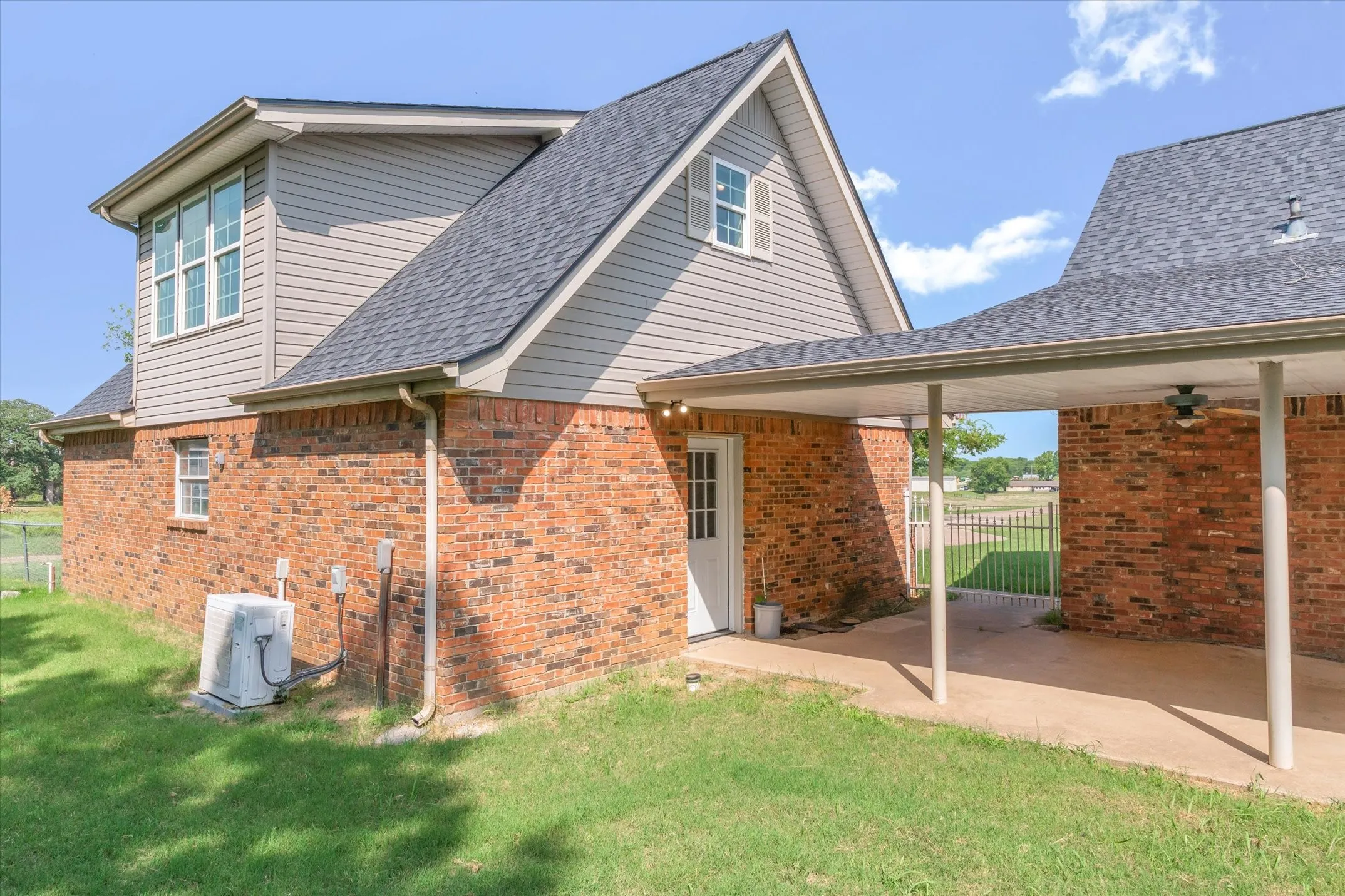 Single Family Residence For Sale in Kaufman County , 7871 Shady Lane, Scurry, Texas 75158, 4 Bedroom, 3 Bathroom, 2 Garage spaces, 2,487 Sqft, built in 1999, mls#21311556, Real Estate Agent in Scurry, Homes For Sale in Kaufman county, Homes For Sale in Scurry, Realtor in Scurry Texas, Real Estate Brokerage Independent Realty Texas, Luminita Cordes Realtor