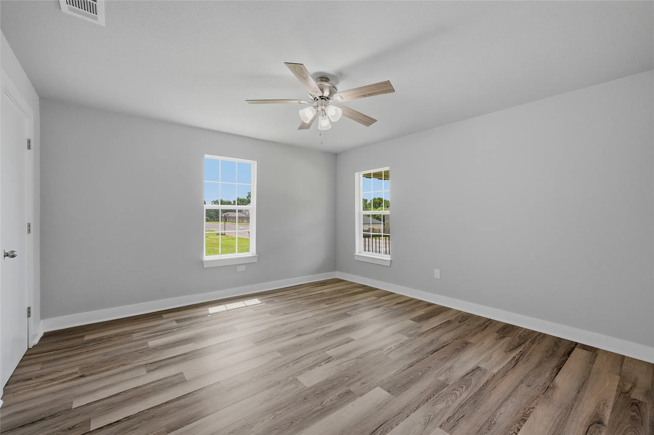 Single Family Residence For Sale in Grayson County , 1525 W Woodard Street, Denison, Texas 75020, 2 Bedroom, 1 Bathroom, Garage spaces, 1,044 Sqft, built in 1948, mls#21313751, Real Estate Agent in Denison, Homes For Sale in Grayson county, Homes For Sale in Denison, Realtor in Denison Texas, Real Estate Brokerage Independent Realty Texas, Luminita Cordes Realtor