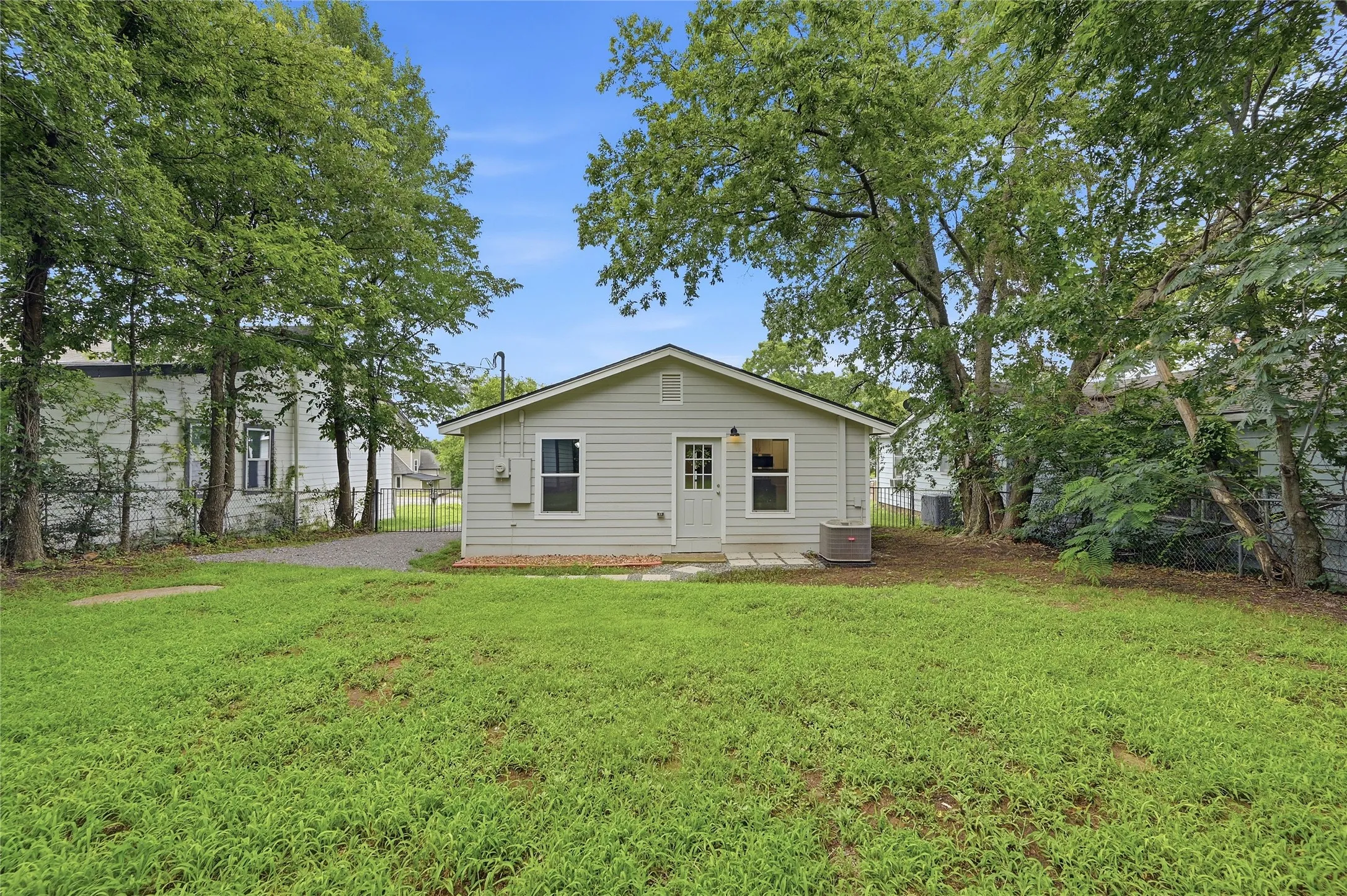 Single Family Residence For Sale in Grayson County , 1525 W Woodard Street, Denison, Texas 75020, 2 Bedroom, 1 Bathroom, Garage spaces, 1,044 Sqft, built in 1948, mls#21313751, Real Estate Agent in Denison, Homes For Sale in Grayson county, Homes For Sale in Denison, Realtor in Denison Texas, Real Estate Brokerage Independent Realty Texas, Luminita Cordes Realtor