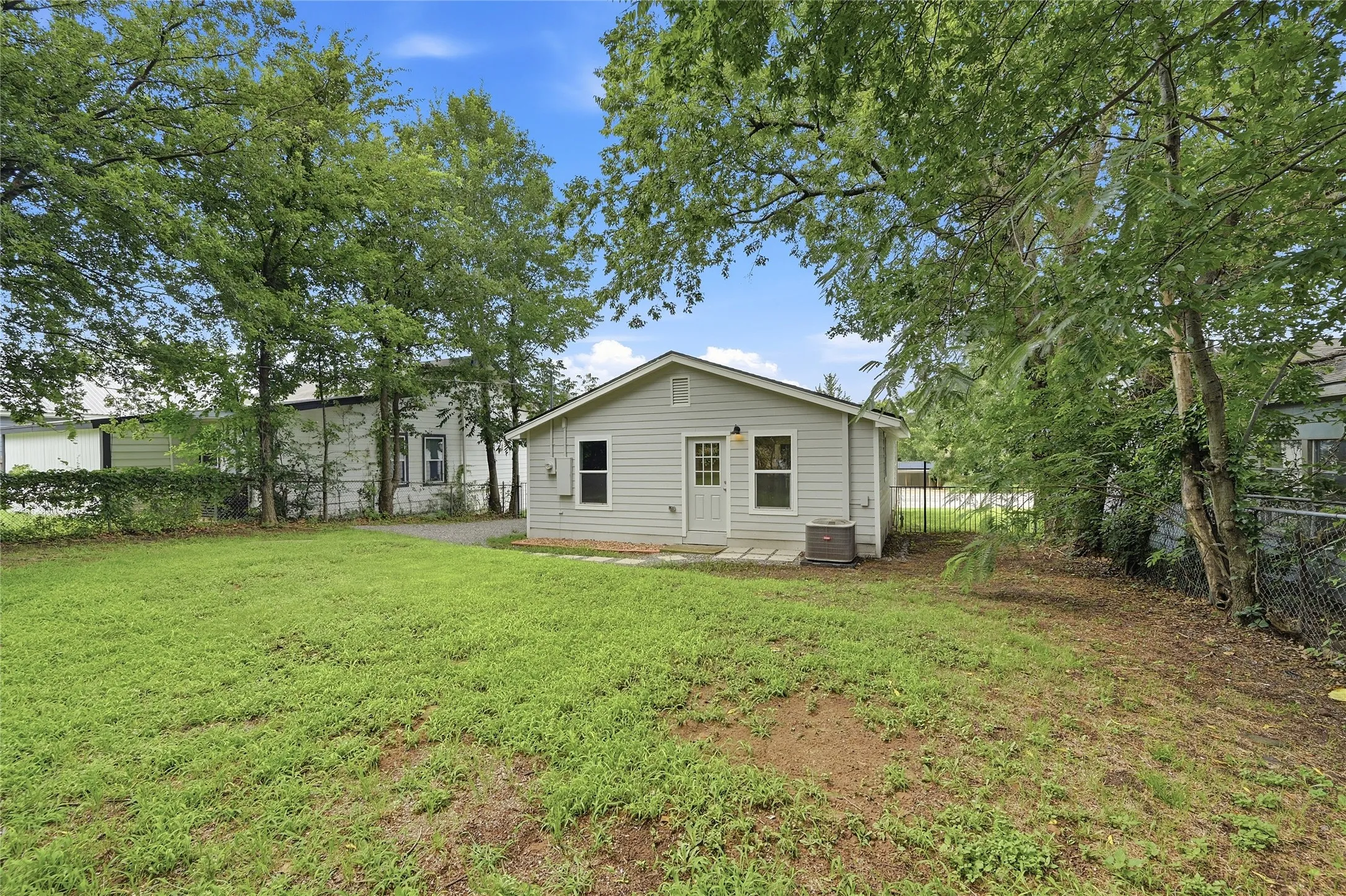Single Family Residence For Sale in Grayson County , 1525 W Woodard Street, Denison, Texas 75020, 2 Bedroom, 1 Bathroom, Garage spaces, 1,044 Sqft, built in 1948, mls#21313751, Real Estate Agent in Denison, Homes For Sale in Grayson county, Homes For Sale in Denison, Realtor in Denison Texas, Real Estate Brokerage Independent Realty Texas, Luminita Cordes Realtor