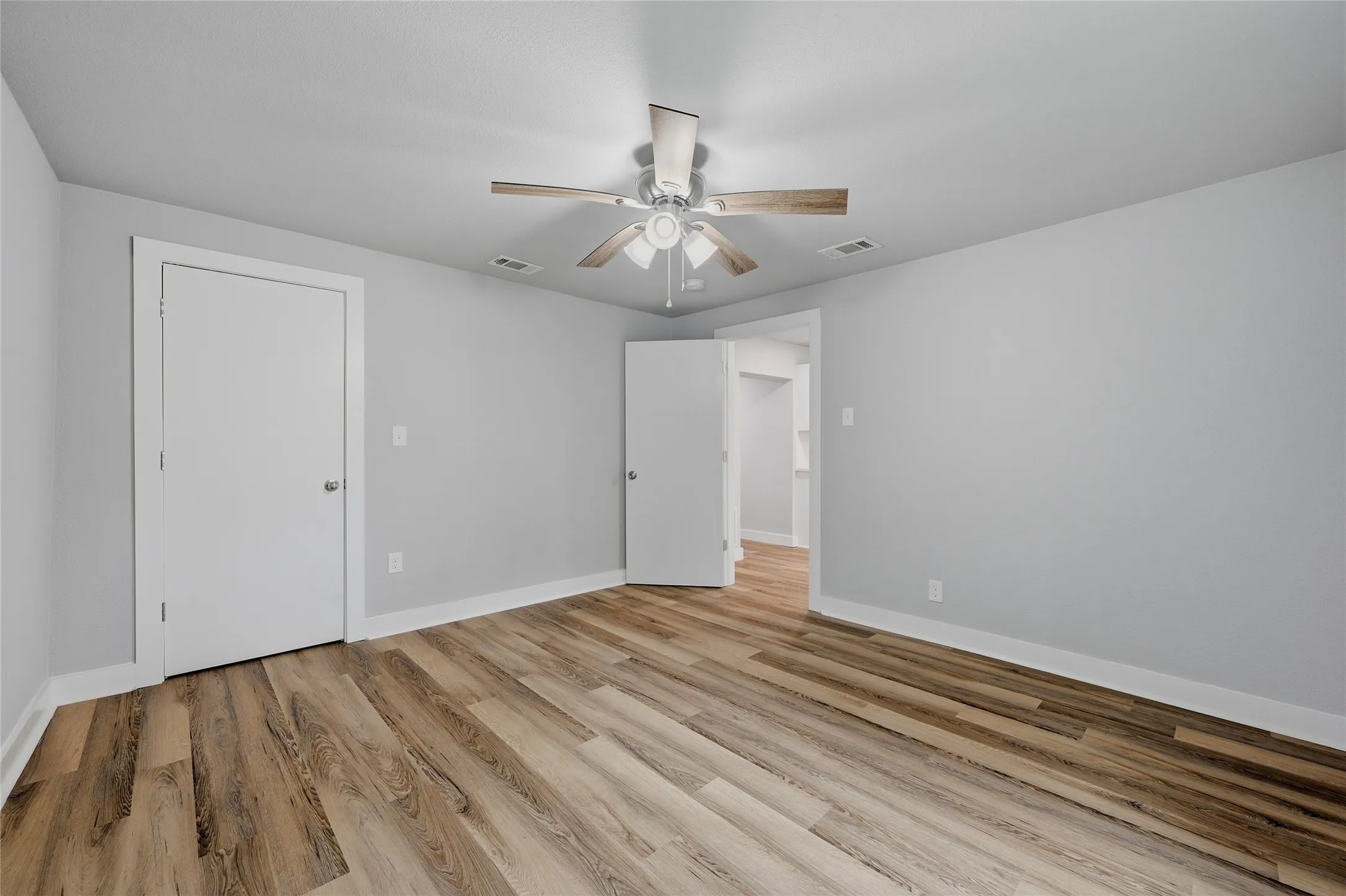 Single Family Residence For Sale in Grayson County , 1525 W Woodard Street, Denison, Texas 75020, 2 Bedroom, 1 Bathroom, Garage spaces, 1,044 Sqft, built in 1948, mls#21313751, Real Estate Agent in Denison, Homes For Sale in Grayson county, Homes For Sale in Denison, Realtor in Denison Texas, Real Estate Brokerage Independent Realty Texas, Luminita Cordes Realtor