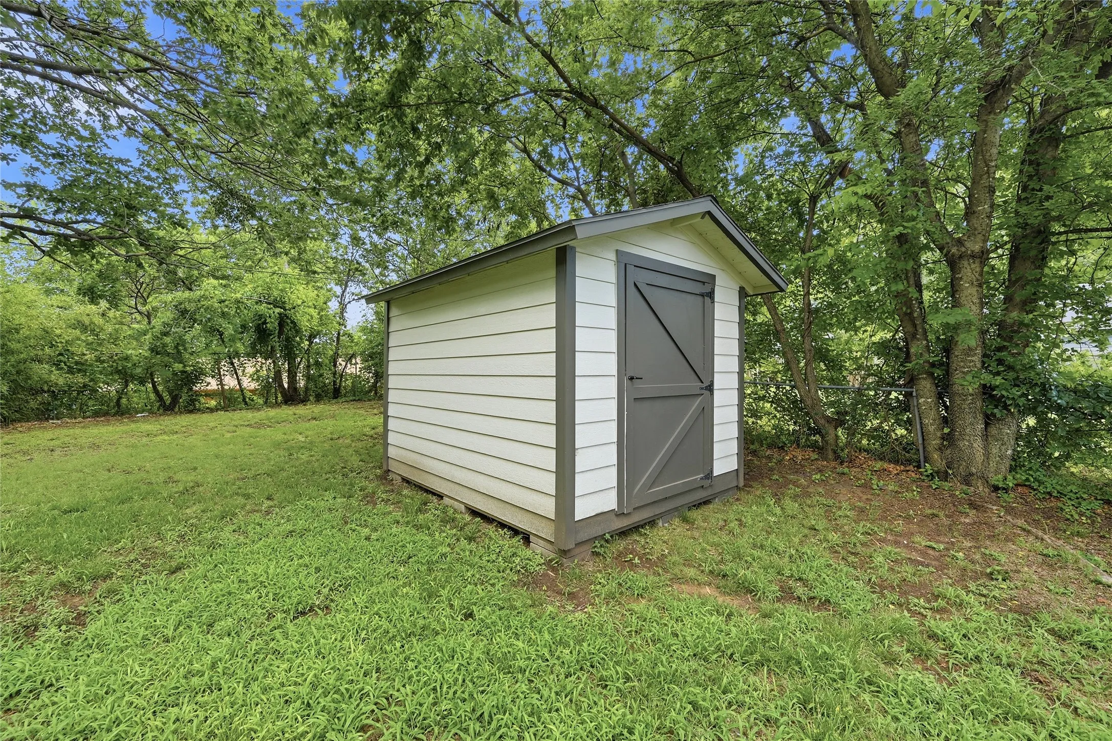Single Family Residence For Sale in Grayson County , 1525 W Woodard Street, Denison, Texas 75020, 2 Bedroom, 1 Bathroom, Garage spaces, 1,044 Sqft, built in 1948, mls#21313751, Real Estate Agent in Denison, Homes For Sale in Grayson county, Homes For Sale in Denison, Realtor in Denison Texas, Real Estate Brokerage Independent Realty Texas, Luminita Cordes Realtor