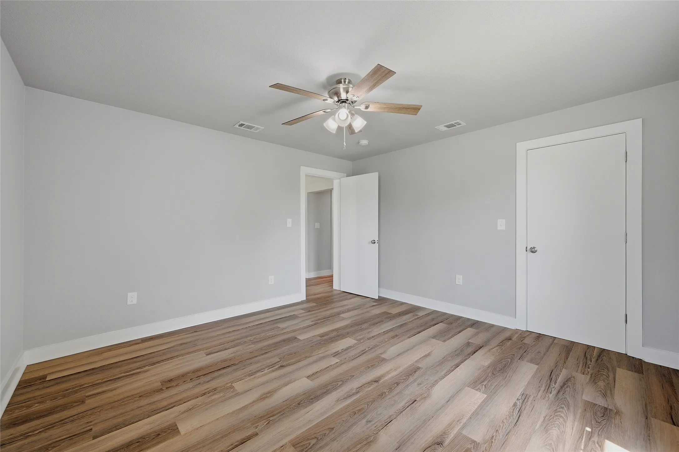 Single Family Residence For Sale in Grayson County , 1525 W Woodard Street, Denison, Texas 75020, 2 Bedroom, 1 Bathroom, Garage spaces, 1,044 Sqft, built in 1948, mls#21313751, Real Estate Agent in Denison, Homes For Sale in Grayson county, Homes For Sale in Denison, Realtor in Denison Texas, Real Estate Brokerage Independent Realty Texas, Luminita Cordes Realtor