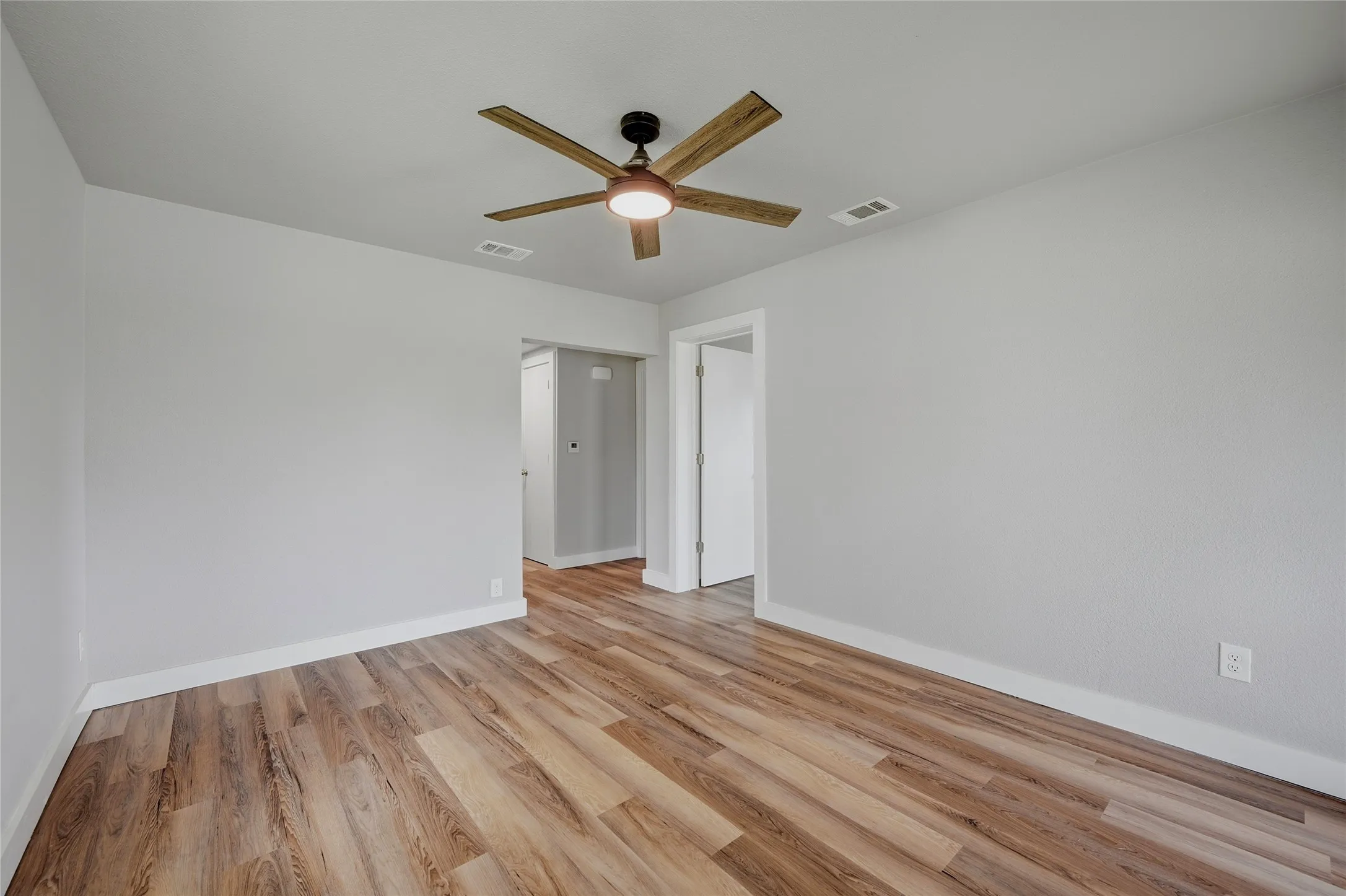 Single Family Residence For Sale in Grayson County , 1525 W Woodard Street, Denison, Texas 75020, 2 Bedroom, 1 Bathroom, Garage spaces, 1,044 Sqft, built in 1948, mls#21313751, Real Estate Agent in Denison, Homes For Sale in Grayson county, Homes For Sale in Denison, Realtor in Denison Texas, Real Estate Brokerage Independent Realty Texas, Luminita Cordes Realtor