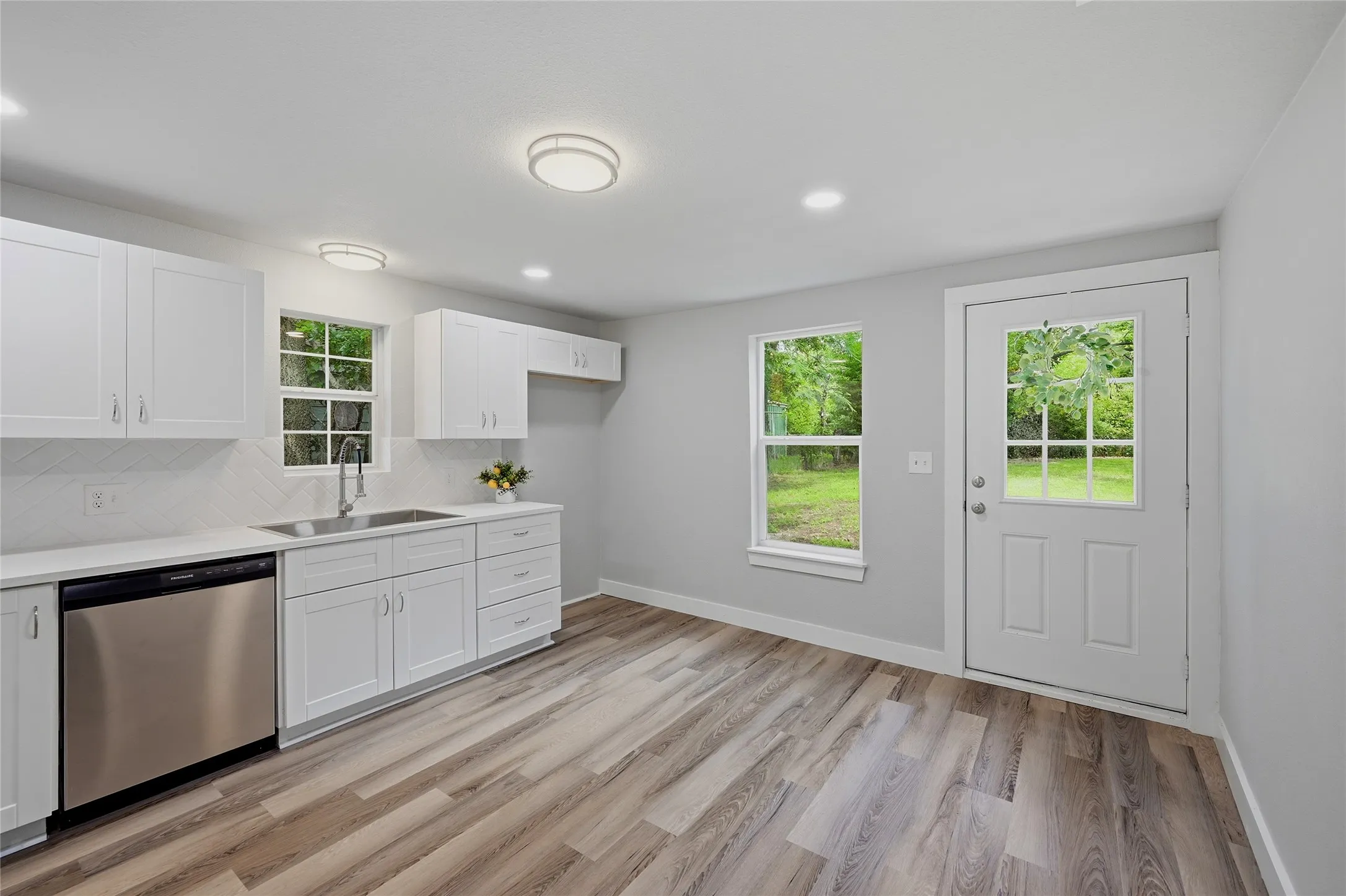 Single Family Residence For Sale in Grayson County , 1525 W Woodard Street, Denison, Texas 75020, 2 Bedroom, 1 Bathroom, Garage spaces, 1,044 Sqft, built in 1948, mls#21313751, Real Estate Agent in Denison, Homes For Sale in Grayson county, Homes For Sale in Denison, Realtor in Denison Texas, Real Estate Brokerage Independent Realty Texas, Luminita Cordes Realtor