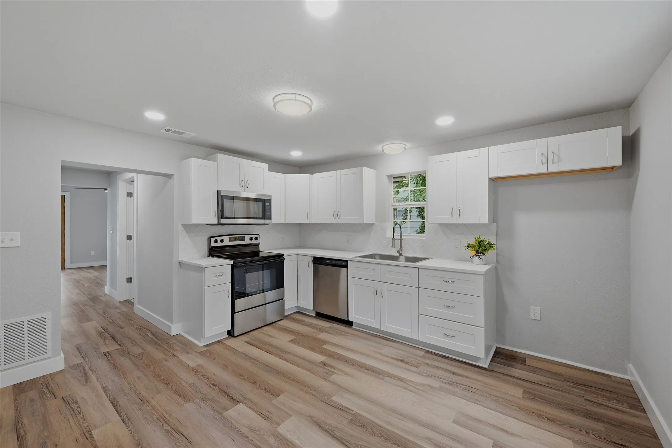Single Family Residence For Sale in Grayson County , 1525 W Woodard Street, Denison, Texas 75020, 2 Bedroom, 1 Bathroom, Garage spaces, 1,044 Sqft, built in 1948, mls#21313751, Real Estate Agent in Denison, Homes For Sale in Grayson county, Homes For Sale in Denison, Realtor in Denison Texas, Real Estate Brokerage Independent Realty Texas, Luminita Cordes Realtor