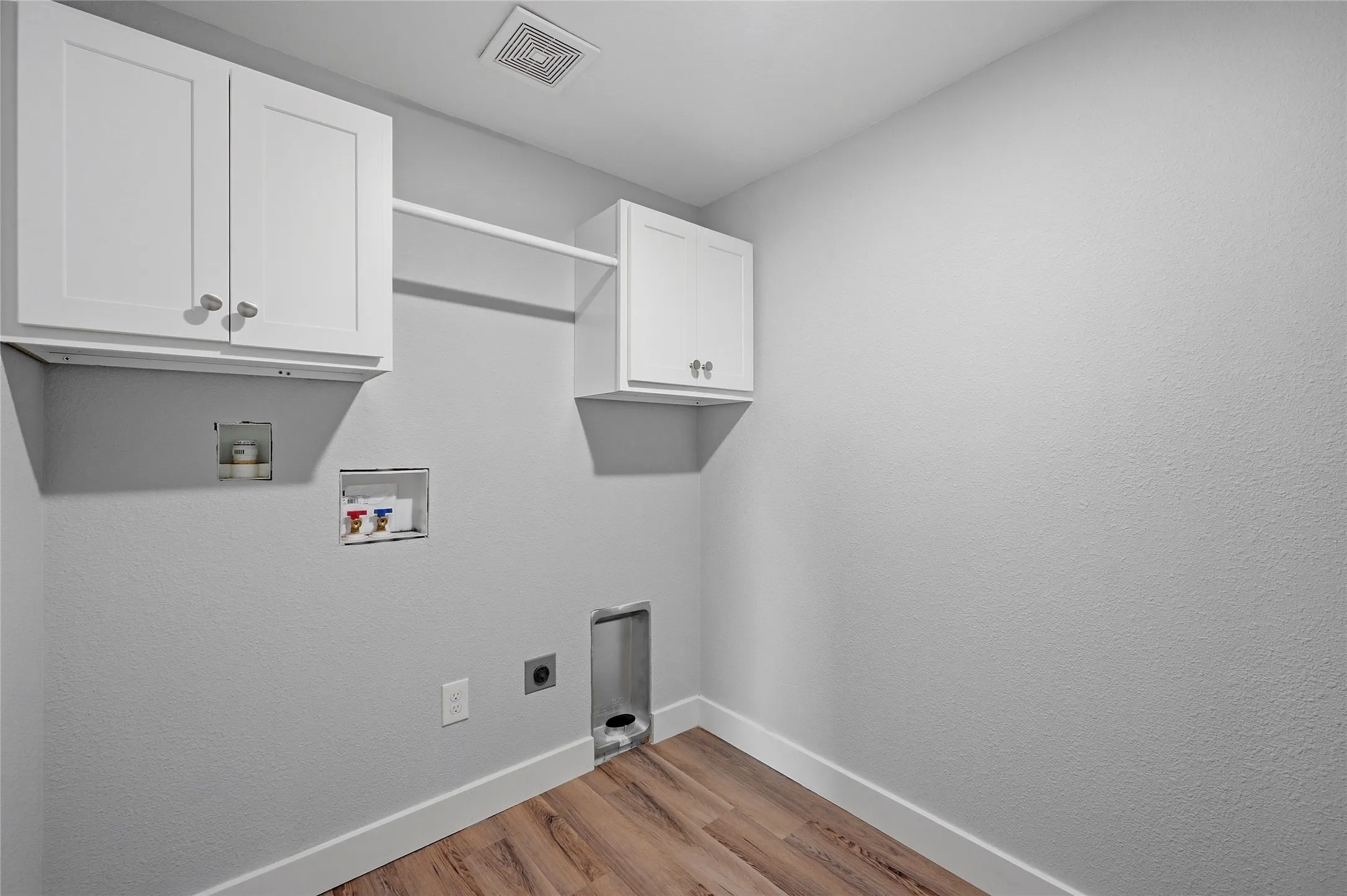 Single Family Residence For Sale in Grayson County , 1525 W Woodard Street, Denison, Texas 75020, 2 Bedroom, 1 Bathroom, Garage spaces, 1,044 Sqft, built in 1948, mls#21313751, Real Estate Agent in Denison, Homes For Sale in Grayson county, Homes For Sale in Denison, Realtor in Denison Texas, Real Estate Brokerage Independent Realty Texas, Luminita Cordes Realtor