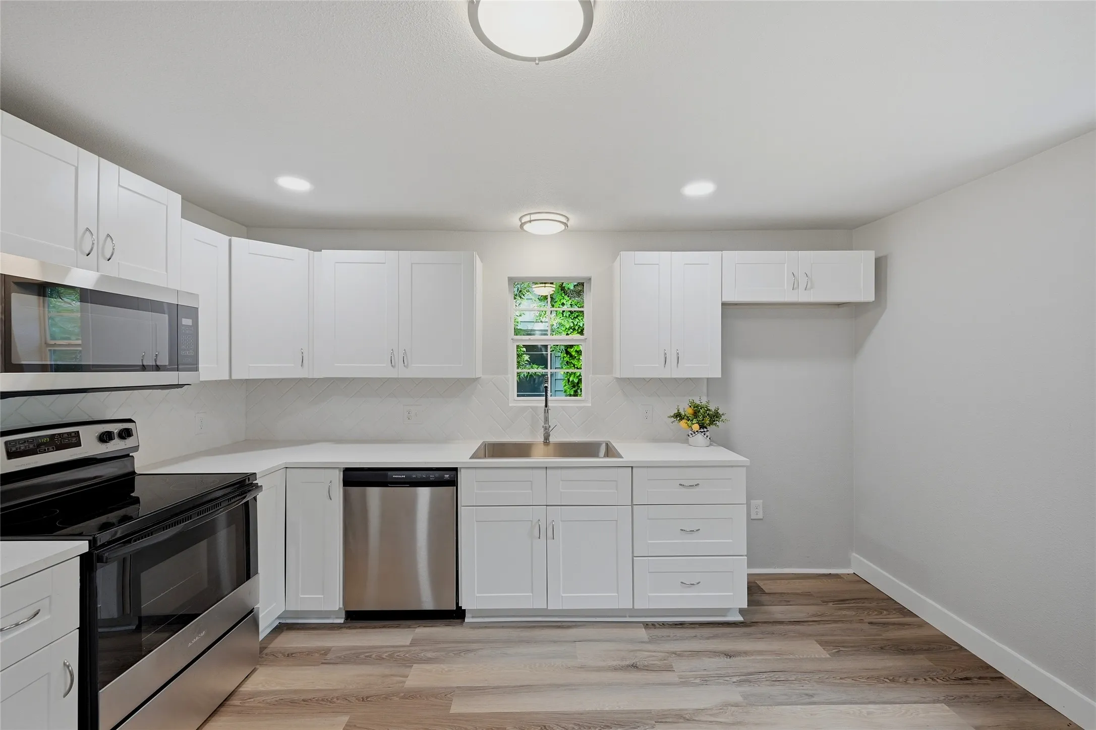 Single Family Residence For Sale in Grayson County , 1525 W Woodard Street, Denison, Texas 75020, 2 Bedroom, 1 Bathroom, Garage spaces, 1,044 Sqft, built in 1948, mls#21313751, Real Estate Agent in Denison, Homes For Sale in Grayson county, Homes For Sale in Denison, Realtor in Denison Texas, Real Estate Brokerage Independent Realty Texas, Luminita Cordes Realtor