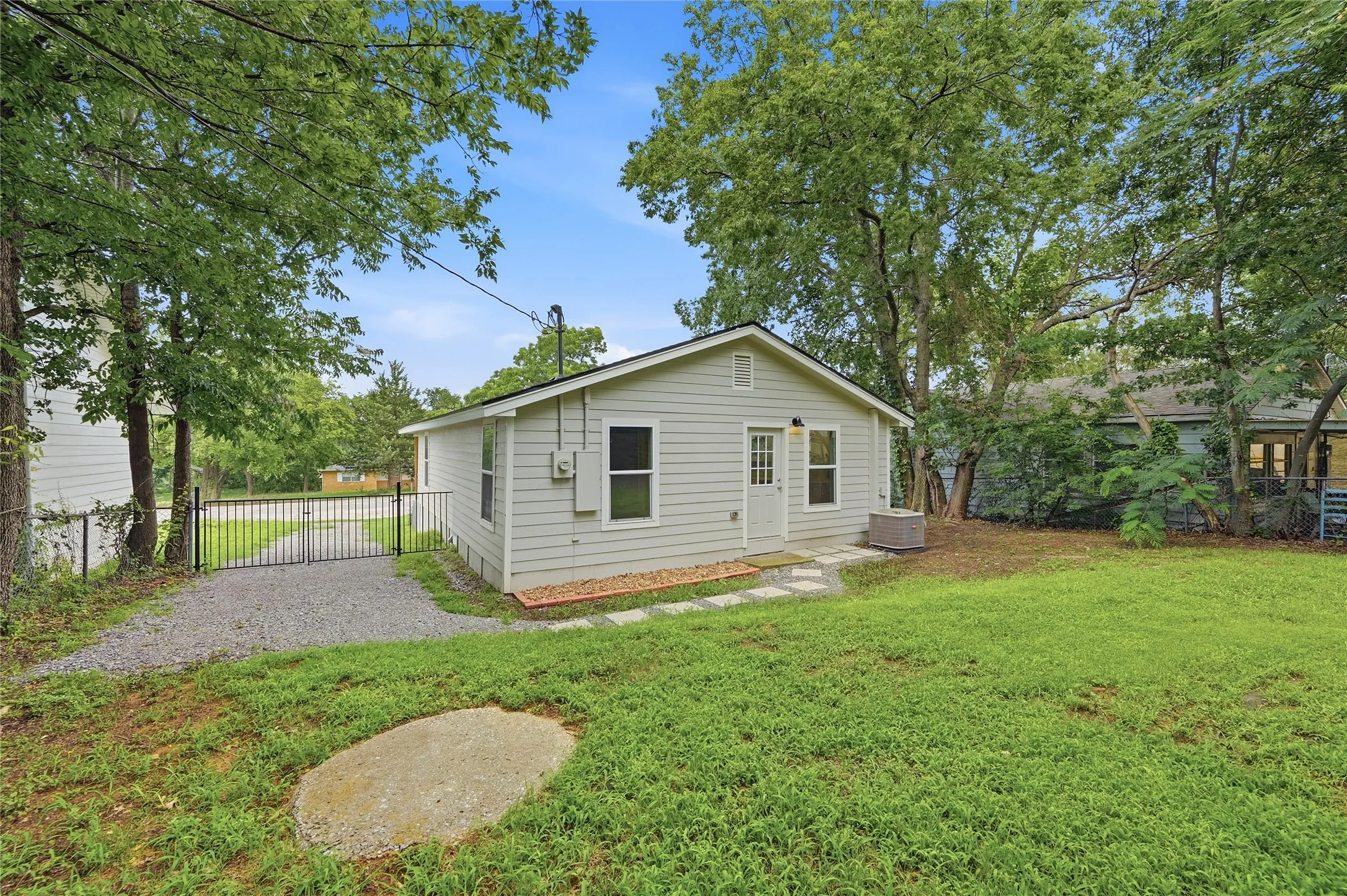 Single Family Residence For Sale in Grayson County , 1525 W Woodard Street, Denison, Texas 75020, 2 Bedroom, 1 Bathroom, Garage spaces, 1,044 Sqft, built in 1948, mls#21313751, Real Estate Agent in Denison, Homes For Sale in Grayson county, Homes For Sale in Denison, Realtor in Denison Texas, Real Estate Brokerage Independent Realty Texas, Luminita Cordes Realtor